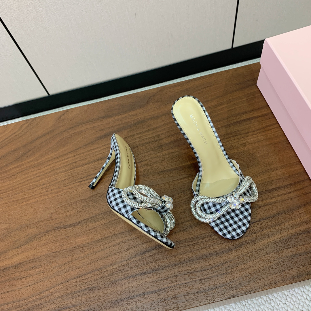【Mach＆Mach】钻扣蝴蝶结拖鞋。简约时尚。鞋面定制布料，羊皮内里及垫脚。真皮大底。跟高9.5cm码