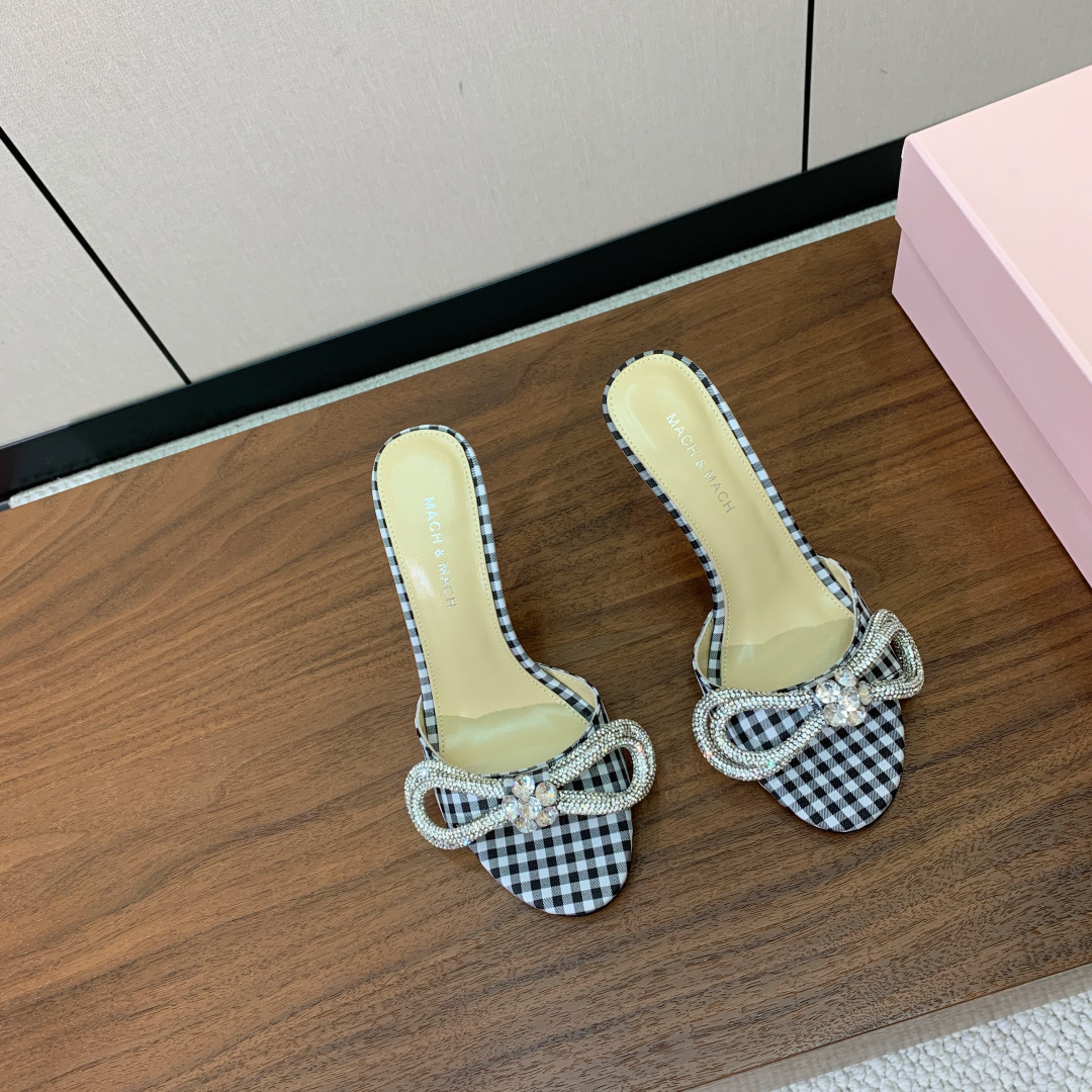 【Mach＆Mach】钻扣蝴蝶结拖鞋。简约时尚。鞋面定制布料，羊皮内里及垫脚。真皮大底。跟高9.5cm码