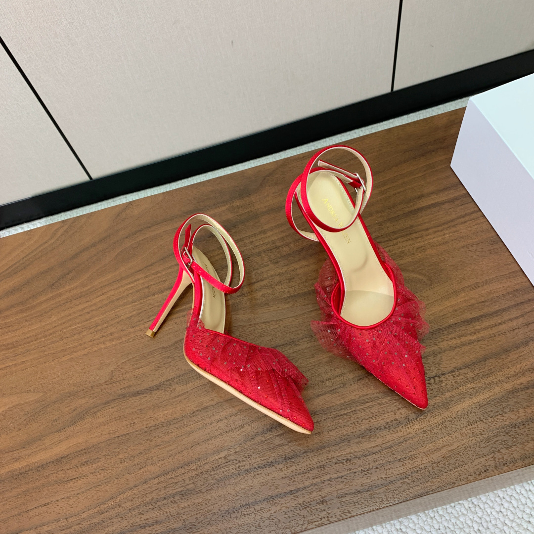 【Anderea Wazen】蕾丝凉鞋。纯手工蕾丝折叠工艺，非常的美，上脚无敌了。鞋面进口蕾丝。羊皮垫脚