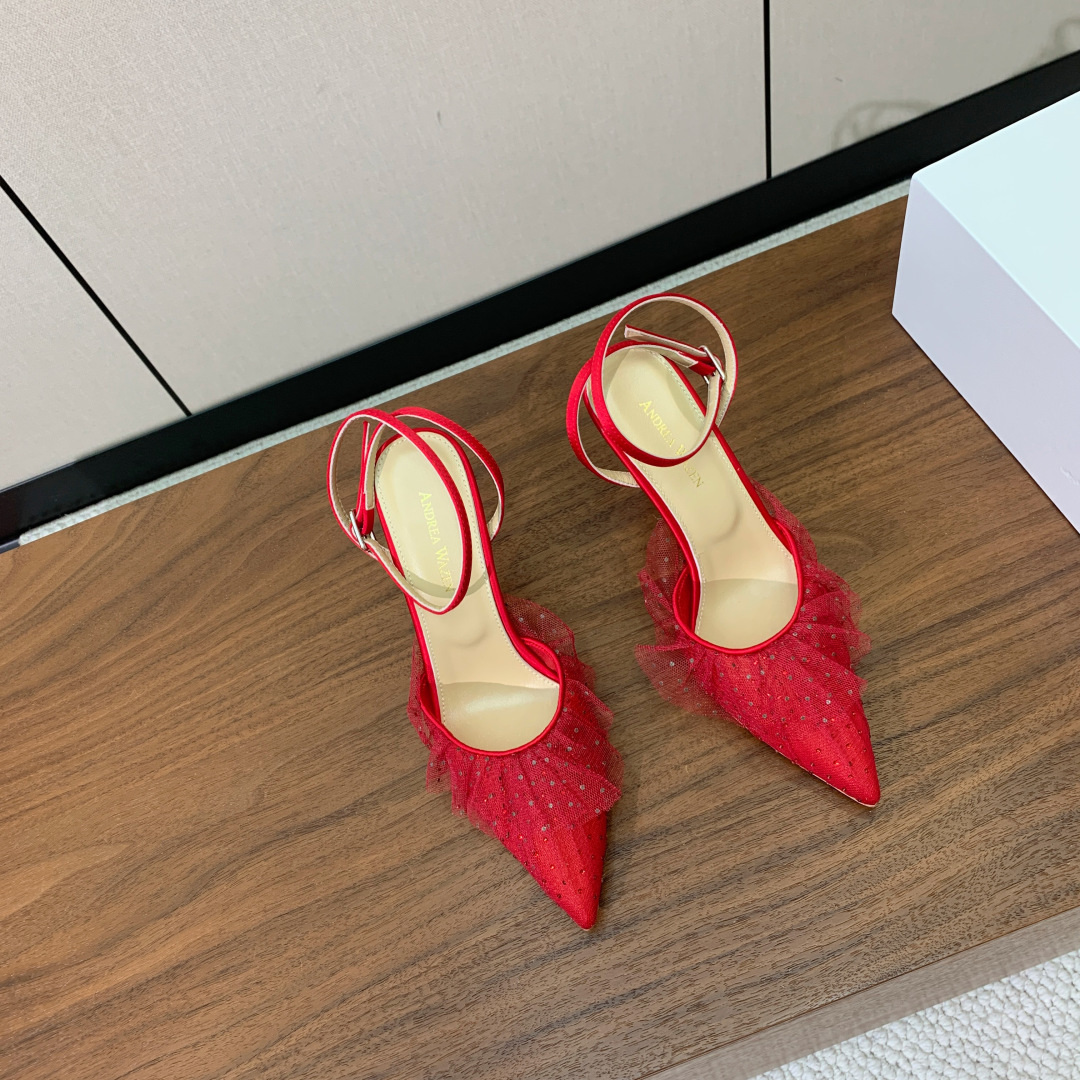【Anderea Wazen】蕾丝凉鞋。纯手工蕾丝折叠工艺，非常的美，上脚无敌了。鞋面进口蕾丝。羊皮垫脚