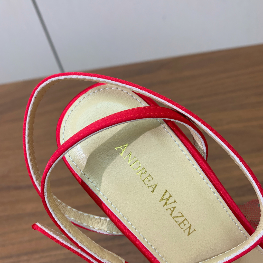 【Anderea Wazen】蕾丝凉鞋。纯手工蕾丝折叠工艺，非常的美，上脚无敌了。鞋面进口蕾丝。羊皮垫脚