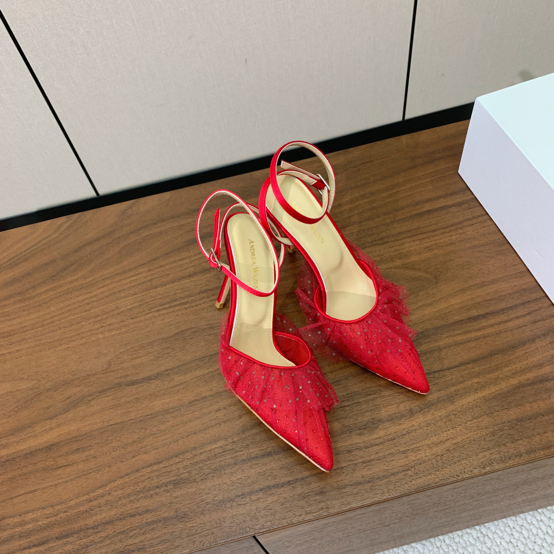 【Anderea Wazen】蕾丝凉鞋。纯手工蕾丝折叠工艺，非常的美，上脚无敌了。鞋面进口蕾丝。羊皮垫脚