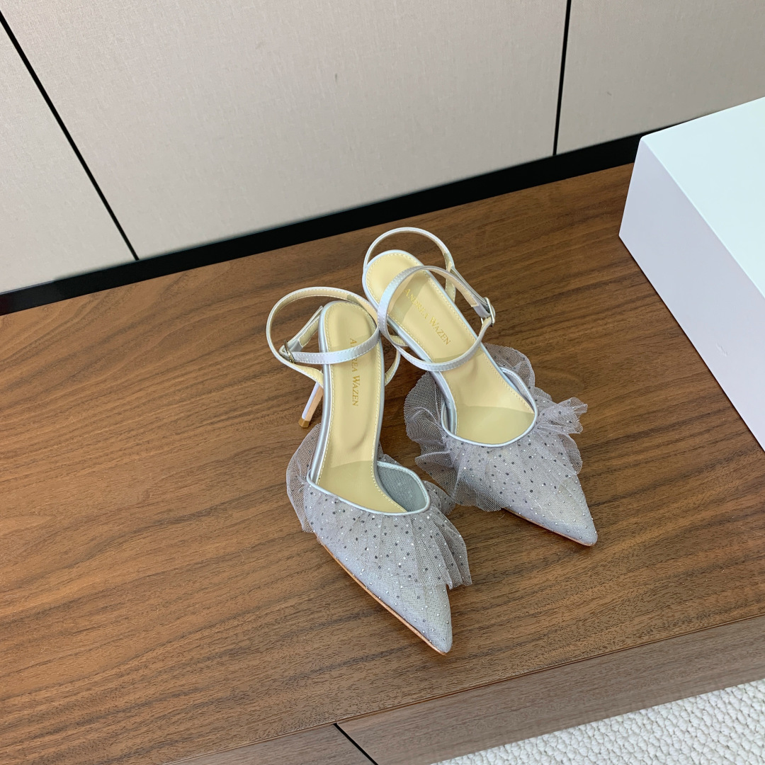 【Anderea Wazen】蕾丝凉鞋。纯手工蕾丝折叠工艺，非常的美，上脚无敌了。鞋面进口蕾丝。羊皮垫脚