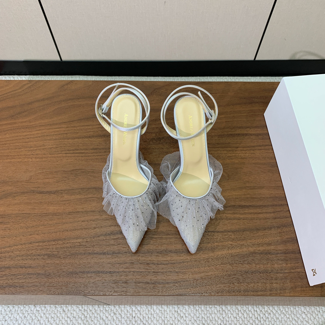 【Anderea Wazen】蕾丝凉鞋。纯手工蕾丝折叠工艺，非常的美，上脚无敌了。鞋面进口蕾丝。羊皮垫脚
