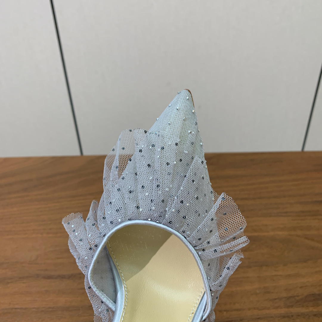 【Anderea Wazen】蕾丝凉鞋。纯手工蕾丝折叠工艺，非常的美，上脚无敌了。鞋面进口蕾丝。羊皮垫脚
