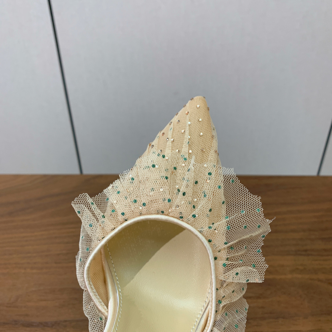 【Anderea Wazen】蕾丝凉鞋。纯手工蕾丝折叠工艺，非常的美，上脚无敌了。鞋面进口蕾丝。羊皮垫脚