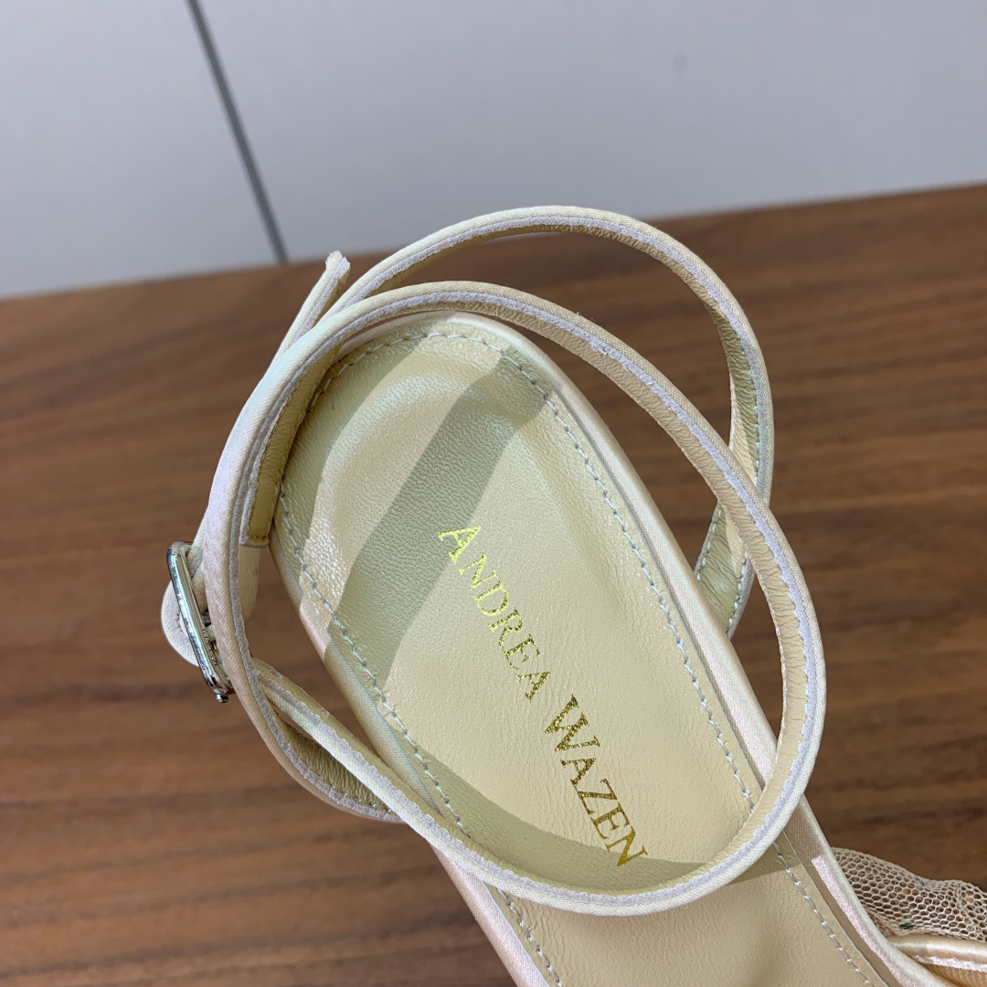 【Anderea Wazen】蕾丝凉鞋。纯手工蕾丝折叠工艺，非常的美，上脚无敌了。鞋面进口蕾丝。羊皮垫脚