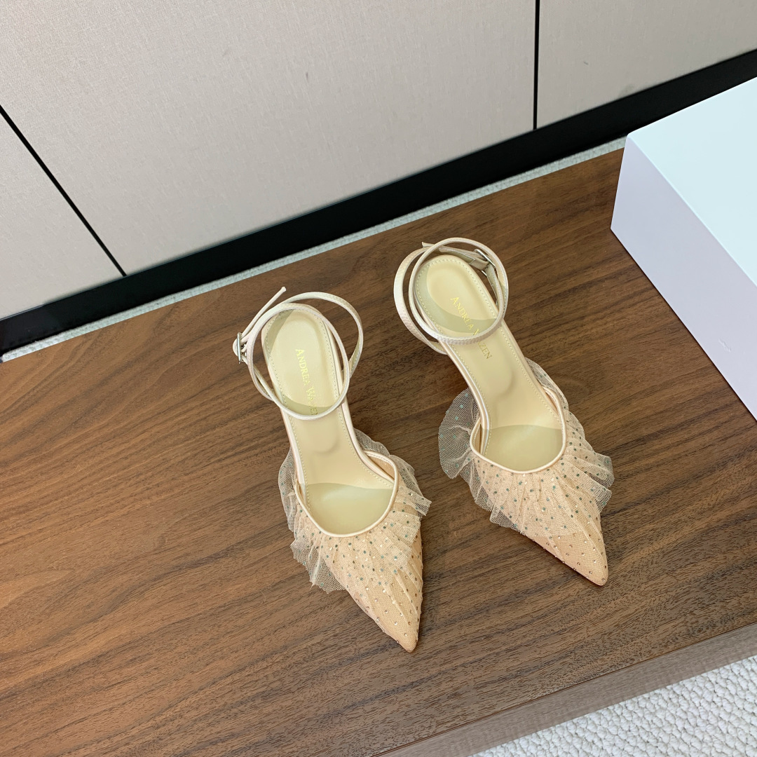 【Anderea Wazen】蕾丝凉鞋。纯手工蕾丝折叠工艺，非常的美，上脚无敌了。鞋面进口蕾丝。羊皮垫脚