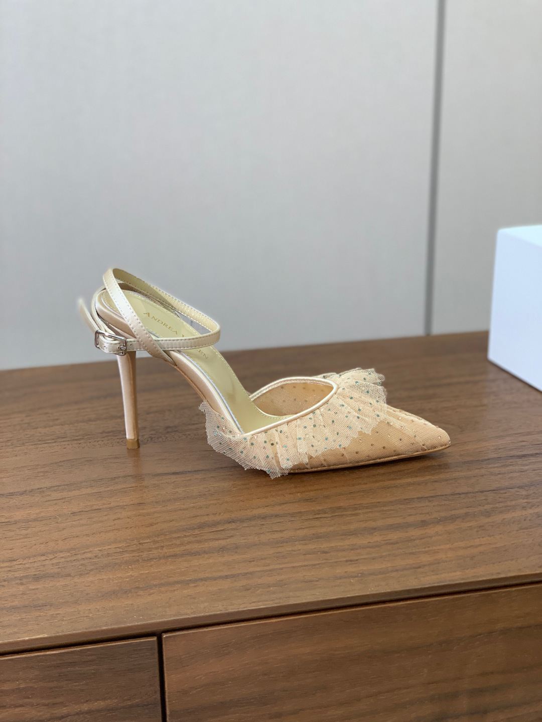 【Anderea Wazen】蕾丝凉鞋。纯手工蕾丝折叠工艺，非常的美，上脚无敌了。鞋面进口蕾丝。羊皮垫脚