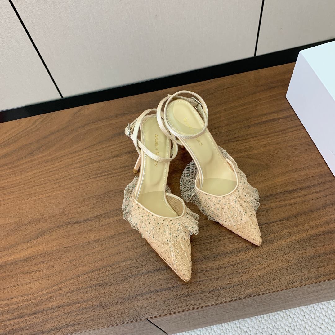 【Anderea Wazen】蕾丝凉鞋。纯手工蕾丝折叠工艺，非常的美，上脚无敌了。鞋面进口蕾丝。羊皮垫脚