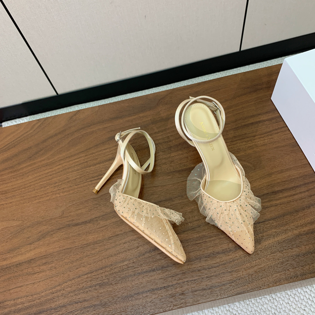 【Anderea Wazen】蕾丝凉鞋。纯手工蕾丝折叠工艺，非常的美，上脚无敌了。鞋面进口蕾丝。羊皮垫脚