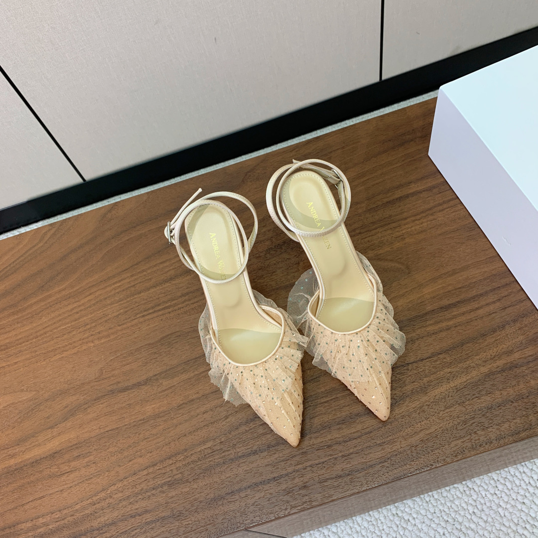 【Anderea Wazen】蕾丝凉鞋。纯手工蕾丝折叠工艺，非常的美，上脚无敌了。鞋面进口蕾丝。羊皮垫脚