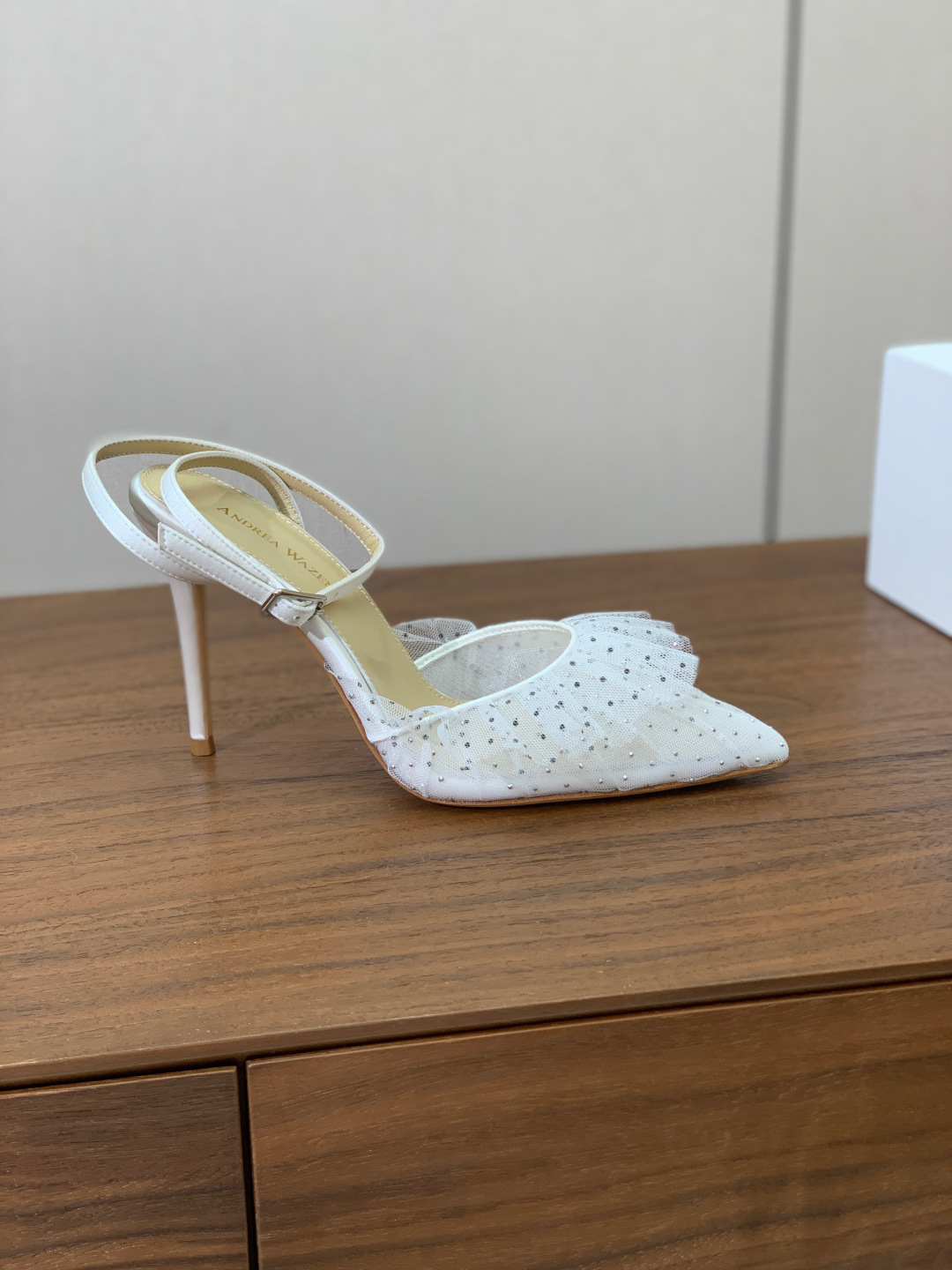 【Anderea Wazen】蕾丝凉鞋。纯手工蕾丝折叠工艺，非常的美，上脚无敌了。鞋面进口蕾丝。羊皮垫脚