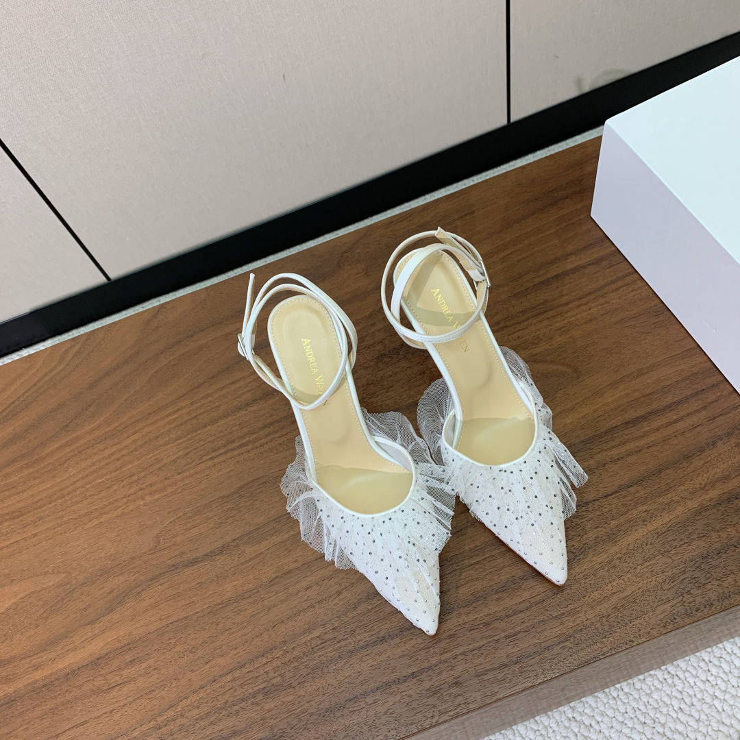 【Anderea Wazen】蕾丝凉鞋。纯手工蕾丝折叠工艺，非常的美，上脚无敌了。鞋面进口蕾丝。羊皮垫脚