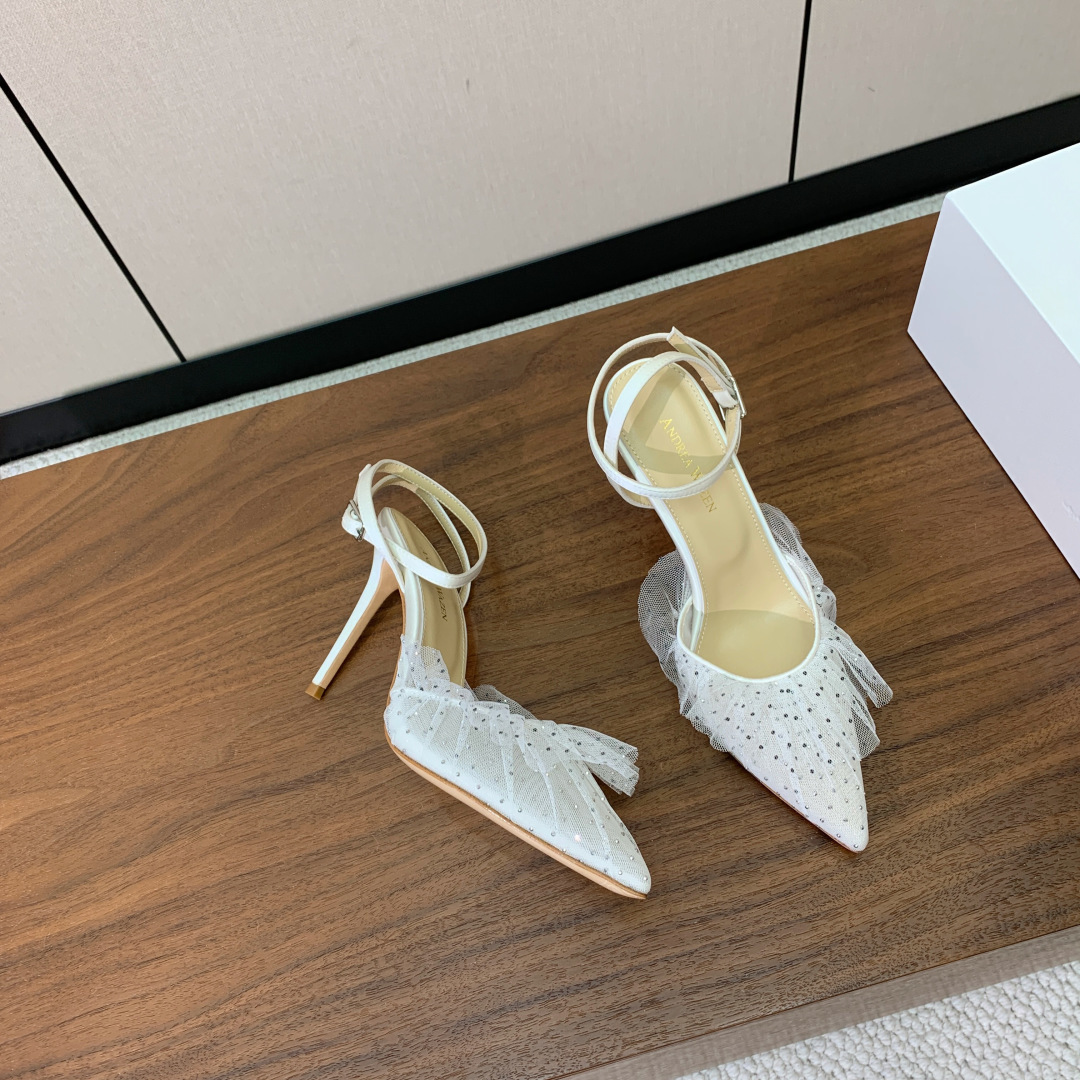 【Anderea Wazen】蕾丝凉鞋。纯手工蕾丝折叠工艺，非常的美，上脚无敌了。鞋面进口蕾丝。羊皮垫脚