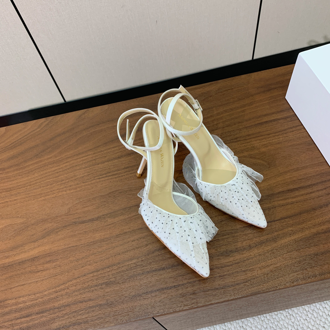【Anderea Wazen】蕾丝凉鞋。纯手工蕾丝折叠工艺，非常的美，上脚无敌了。鞋面进口蕾丝。羊皮垫脚