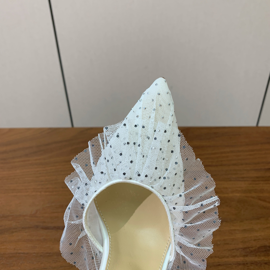 【Anderea Wazen】蕾丝凉鞋。纯手工蕾丝折叠工艺，非常的美，上脚无敌了。鞋面进口蕾丝。羊皮垫脚