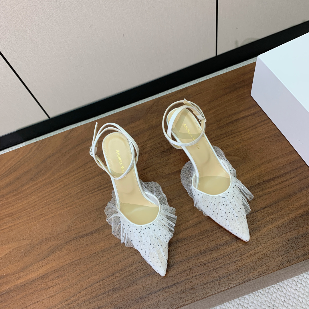 【Anderea Wazen】蕾丝凉鞋。纯手工蕾丝折叠工艺，非常的美，上脚无敌了。鞋面进口蕾丝。羊皮垫脚