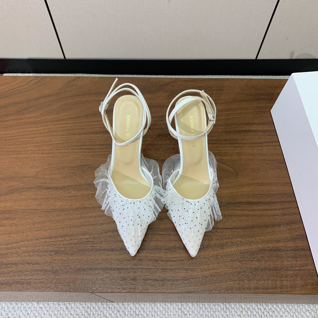 【Anderea Wazen】蕾丝凉鞋。纯手工蕾丝折叠工艺，非常的美，上脚无敌了。鞋面进口蕾丝。羊皮垫脚