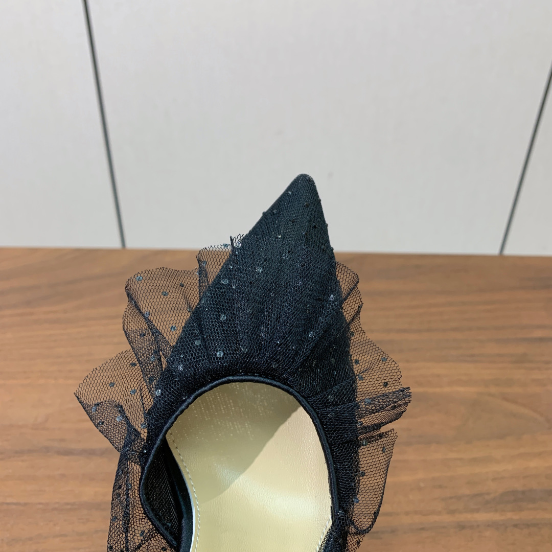 【Anderea Wazen】蕾丝凉鞋。纯手工蕾丝折叠工艺，非常的美，上脚无敌了。鞋面进口蕾丝。羊皮垫脚