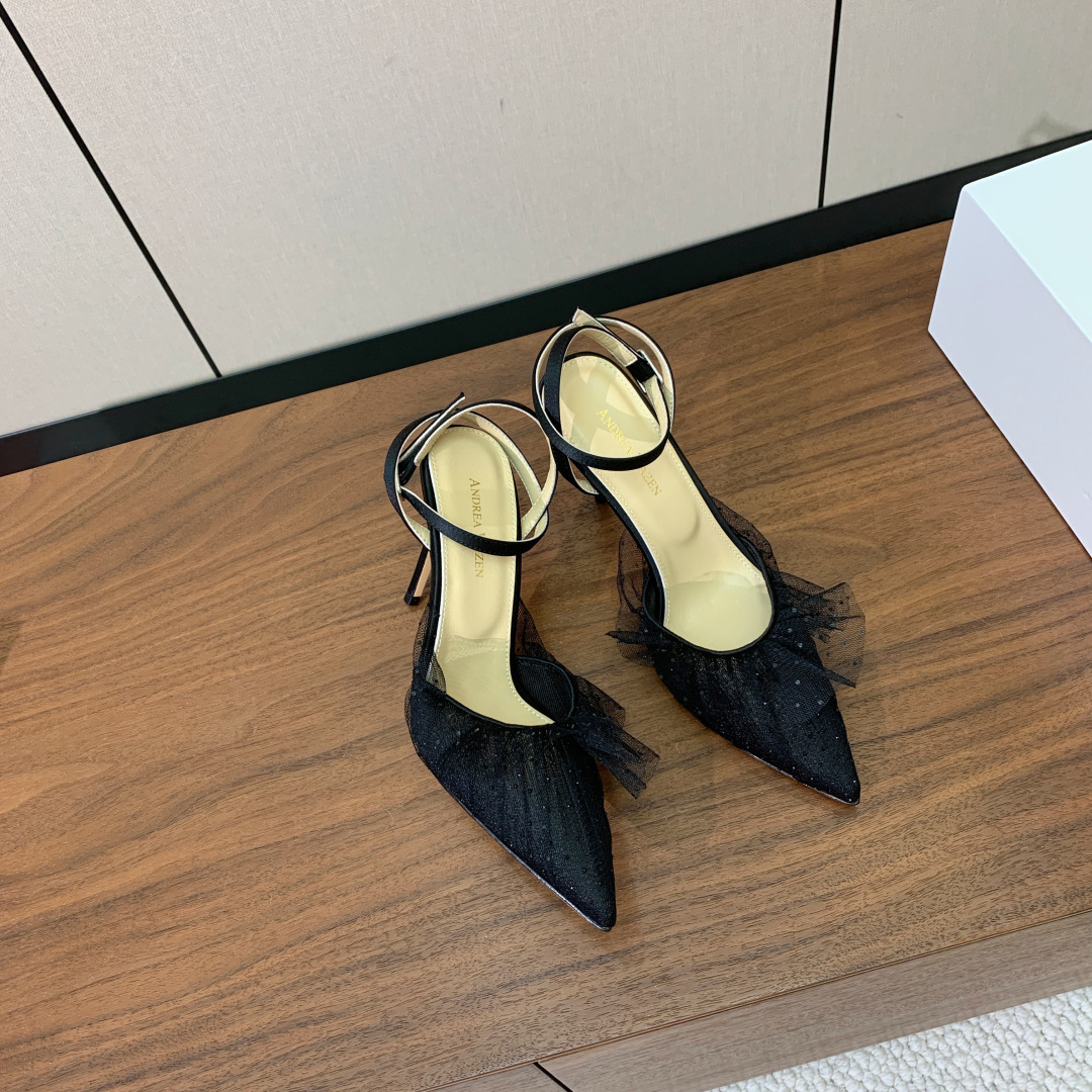 【Anderea Wazen】蕾丝凉鞋。纯手工蕾丝折叠工艺，非常的美，上脚无敌了。鞋面进口蕾丝。羊皮垫脚