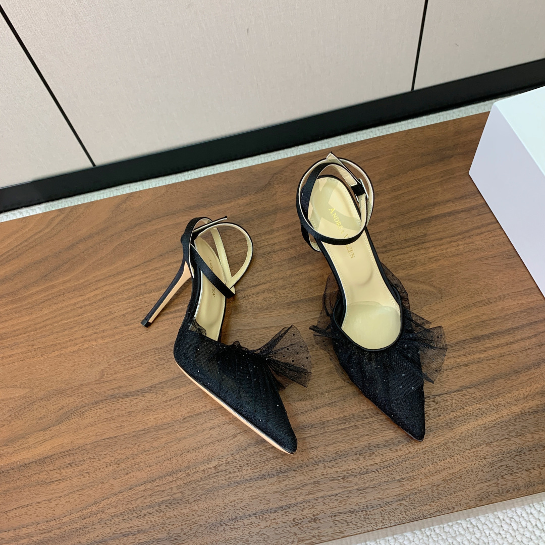 【Anderea Wazen】蕾丝凉鞋。纯手工蕾丝折叠工艺，非常的美，上脚无敌了。鞋面进口蕾丝。羊皮垫脚