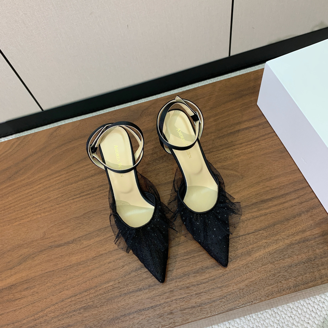 【Anderea Wazen】蕾丝凉鞋。纯手工蕾丝折叠工艺，非常的美，上脚无敌了。鞋面进口蕾丝。羊皮垫脚