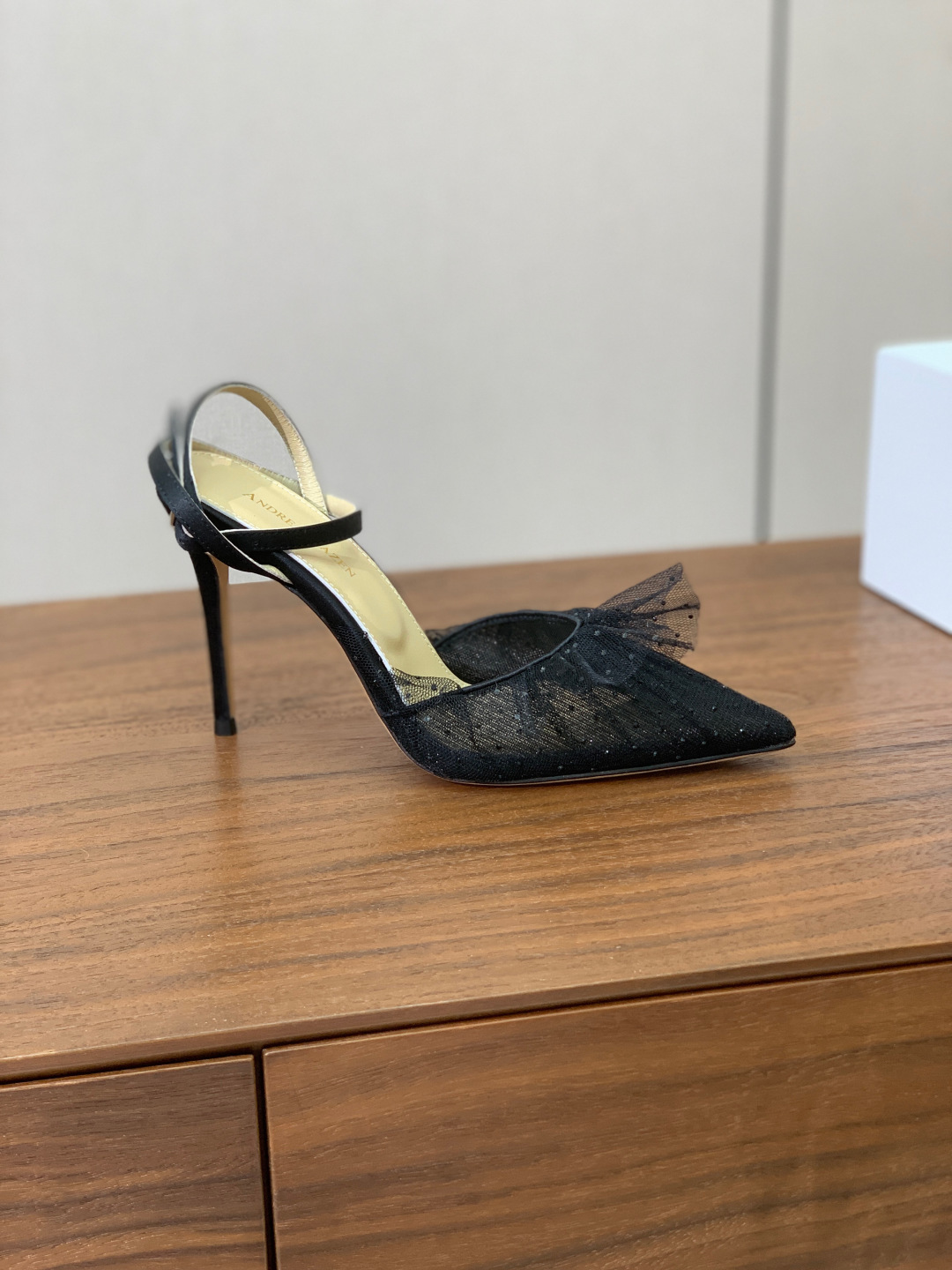 【Anderea Wazen】蕾丝凉鞋。纯手工蕾丝折叠工艺，非常的美，上脚无敌了。鞋面进口蕾丝。羊皮垫脚