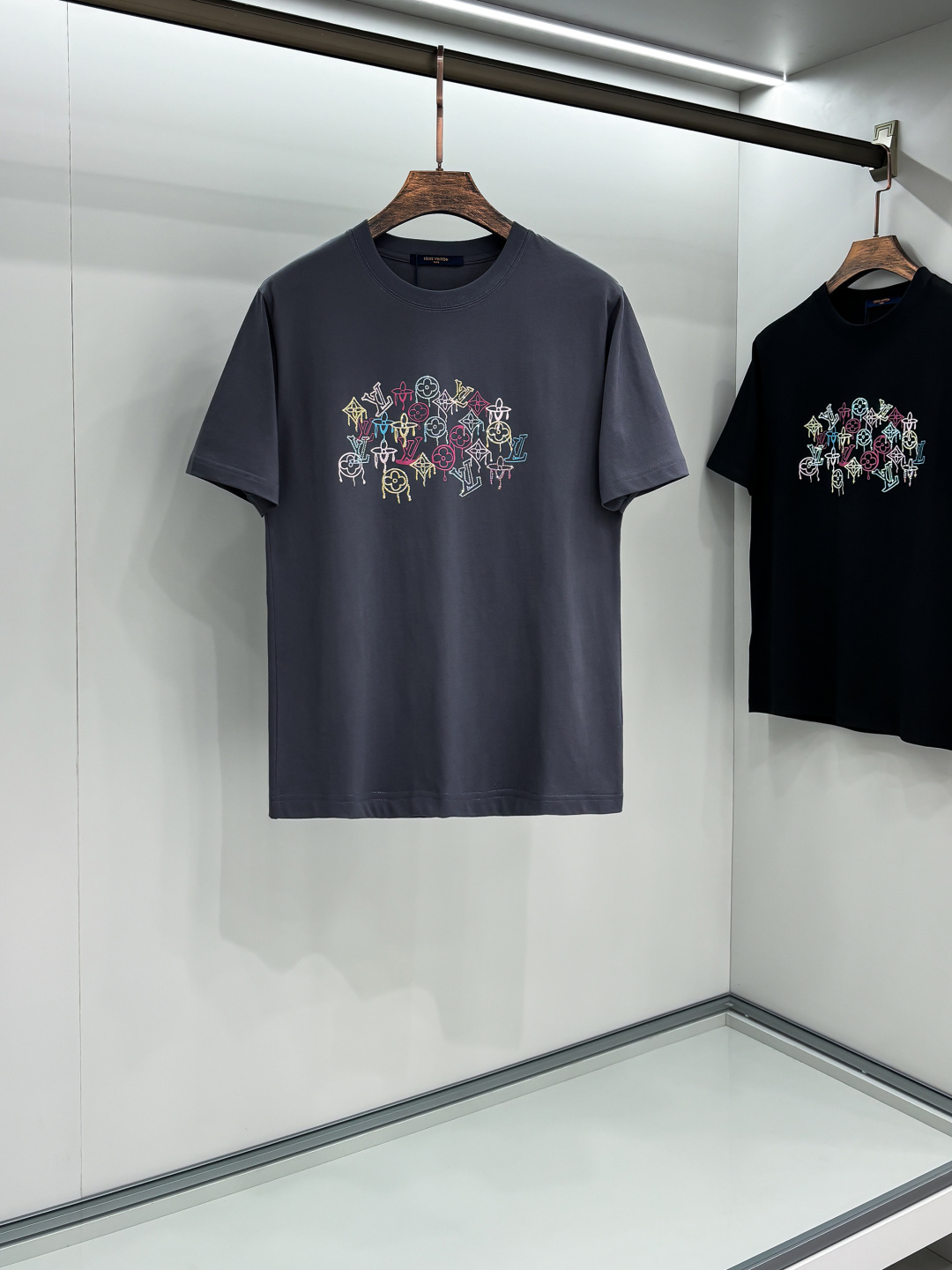 NO:123660,2025 Spring and Summer Series New Products L Home Show T-shirt The same T-shirt This T-shirt is decorated with L Home 3D printed ironing technology embellishment, showing its agility and change, unrestrained and rejuvenating the fun of dressing. Seiko threaded necklines are woven to modify the body shape and are less likely to deform, and the details reflects exquisite craftsmanship. 3 colors are available #size M-3XL,,louis vuitton,tees, t-shirt, alexander wang198609092025春夏系列新品 L 家秀场同款T恤 此款T恤定制面料饰有L家3D印花烫钻工艺嵌饰,展现其灵动变幻,恣意发不竭新生,重新勾起着装的乐趣.精工螺纹现织领口,修饰身形同时更不易变形,与细节处体现精致工艺.3色可选#尺码M-3XL,,louis vuitton,tees，t-shirt,alexander wang,Men's clothing