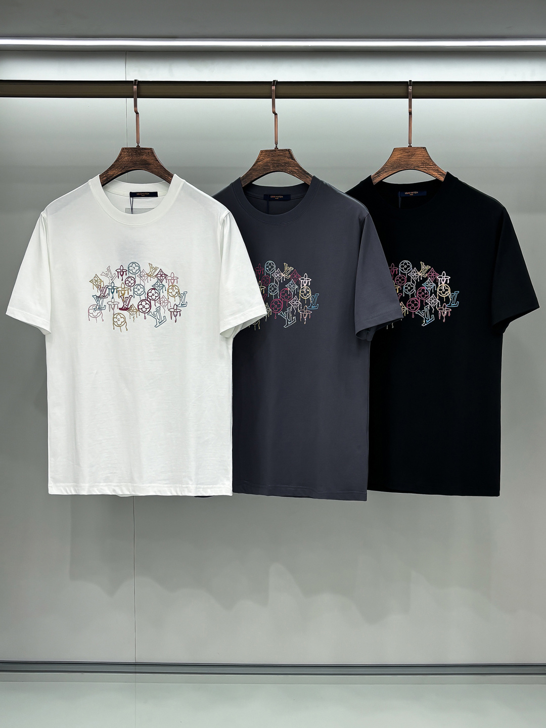 NO:123662,Photo details 2025 Spring and Summer Series New Products L Home Show T-shirt The same T-shirt This T-shirt is decorated with L Home 3D printed ironing craftsmanship, showing its agility and change, unrestrained and rejuvenating the fun of dressing. Seiko threaded necklines are woven to modify the body shape and are less likely to deform, and the details reflects exquisite craftsmanship. 3 colors are available #size M-3XL,,louis vuitton,tees, t-shirt, alexander wang19860909合照细节 2025春夏系列新品 L 家秀场同款T恤 此款T恤定制面料饰有L家3D印花烫钻工艺嵌饰,展现其灵动变幻,恣意发不竭新生,重新勾起着装的乐趣.精工螺纹现织领口,修饰身形同时更不易变形,与细节处体现精致工艺.3色可选#尺码M-3XL,,louis vuitton,tees，t-shirt,alexander wang,Men's clothing