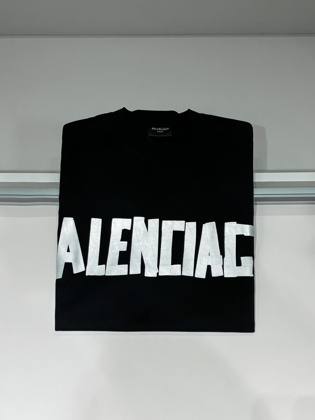 NO:123674,Really matched beauty Channel goods Balenciaga 25FW early spring new round neck. The original cotton material is breathable and comfortable and textured. Loose short-sleeved T-shirt cut highlights the brand style made of gram-weight pure cotton and slightly elastic. It presents a slimming visual effect. The brand letters are printed on the chest. The worn ripped holes echo the wool edge hem and highlights the personality charm. The brand's fashion sense is full of creative brand's high-end design sense. The inner wear is outstanding · round neck· short sleeves · art print· edge effect hem· destructive effect Color black Size XS- L,,balenciaga,balenciaga,T-shirt,tees,t-shirt,alexander wang19860909真正对版尤物 渠道货 Balenciaga巴黎世家25FW早春新款圆领.原生全棉材质透气舒适质感十足宽松短袖T恤裁剪凸显品牌格调采用克重纯棉制成略带有弹力 呈现显瘦视觉效果胸前印有品牌字母.磨毛破洞做旧处理与毛絮边衣摆呼应彰显个性魅力 凸显品牌时尚感充满创意品牌高级设计感拉满 单穿内搭都出彩 ·圆领·短袖 ·艺术作品印花·磨边效果下摆·破坏款效果 颜色黑色 尺码XS- L,,balenciaga,balenciaga,T-shirt,tees，t-shirt,alexander wang,Men's clothing