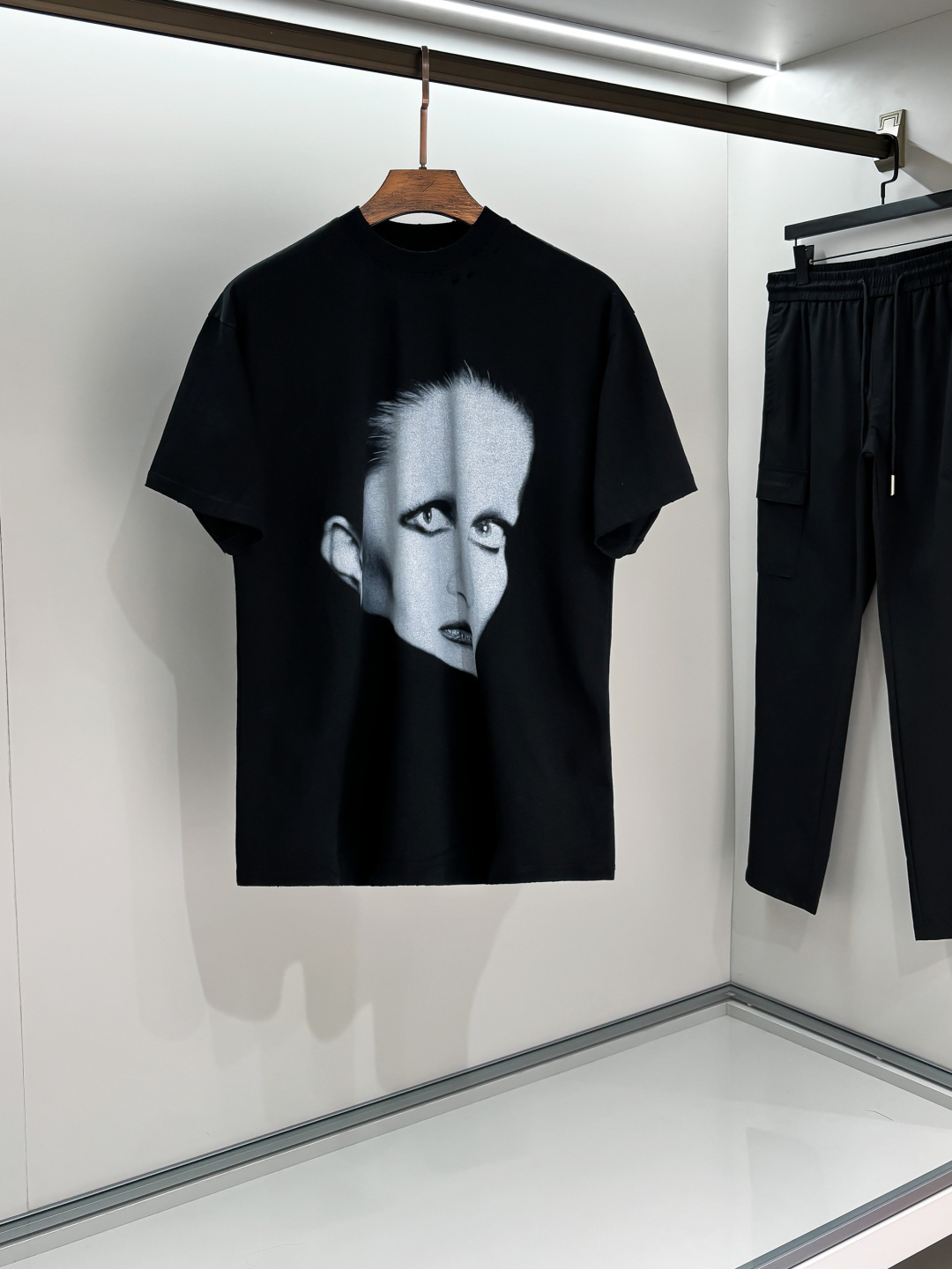 NO:123677,Really matched beauty channel goods balenci short-sleeved T-shirts, same style for men and women, couples, oversize style, loose (highest version) Imported Conley machine digital direct-injection printing (1:1) (differentiate the market face is unclear, etc., various wrong versions) All details Fabric auxiliary materials technology (all 1:1 over-tested) (the store owner is a 