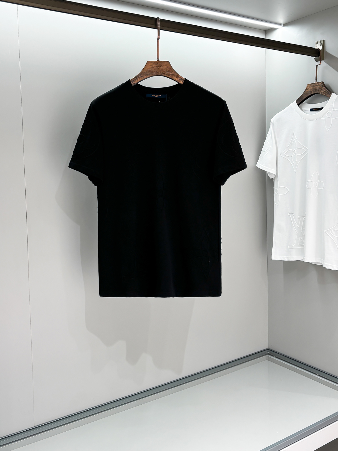 NO:123664,LV Fengjia New embroidered handmade short-sleeved T-shirt * Customized 280g cotton fabric, soft fabric, skin-friendly and comfortable * Very simple and atmospheric model. Whether it is the comfort of the upper body, it is incomparable, interpreting your luxury and taste, and creating your fashionable charm. Men and women's style Black and white S-2XL,,louis vuitton, T-shirt,tees, t-shirt,alexander wang19860909LV 馿家 新款刺绣手工短袖T恤 *定制280克全棉面料,面料柔软,亲肤舒 *非常简约大气的一款 无论是上身舒适度都是无可比拟的存在,诠释你的奢华与品位,打造你的时尚风情魅力所在. 男女同款  黑色 白色 S-2XL,,louis vuitton,T-shirt,tees，t-shirt,alexander wang,Men's clothing