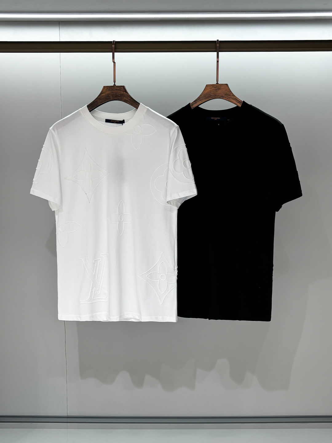 NO:123647,Photo details LV Fengjia New embroidered handmade short-sleeved T-shirt * Customized 280g cotton fabric, soft fabric, skin-friendly and comfortable * Very simple and atmospheric. Whether it is the comfort of the upper body, it is incomparable, interpreting your luxury and taste, and creating your fashionable charm. Men and women's style Black and white S-2XL,,louis vuitton, T-shirt,tees, t-shirt,alexander wang19860909合照细节 LV 馿家 新款刺绣手工短袖T恤 *定制280克全棉面料,面料柔软,亲肤舒 *非常简约大气的一款 无论是上身舒适度都是无可比拟的存在,诠释你的奢华与品位,打造你的时尚风情魅力所在. 男女同款  黑色 白色 S-2XL,,louis vuitton,T-shirt,tees，t-shirt,alexander wang,Men's clothing