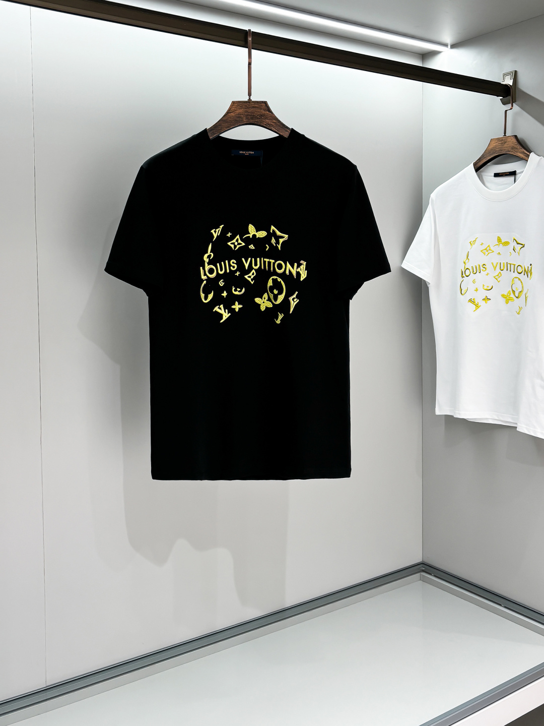 NO:123649,25ss summer new series!  -L*ouis men's round neck short-sleeved T-shirt, 280 gram high-end trendy brand, unique design style, eternal classic style for men and women, casual outfit. The upper body looks great, and you can burst out any match. Exquisite 3D digital L home presbyopia pattern logo logo!  It is very recognizable and classy, ​​perfectly reflects the three-dimensional sense, and conforms to the brand's consistent design style. The overall effect is very good!  Pure cotton short-sleeved T-shirt!  !  The latest fashion trends and popular products are here, and the upper body is lazy and casual. It is another simple and high-end fashion item. It is a fashion product with very high-end and outstanding outfit charm. It is a must-have item for fashion trends!  This model is also the latest popular product of Louis Home this year and is also the most classic work. It is breathable and skin-friendly, extremely comfortable to wear, and the overall texture is quite high, high-end, simple and atmospheric!  Create simple and high-end styles and items, easily shaping, adding a sense of fashion!  The choice is very diverse, and it can be said that this model naturally has a fresh and natural feeling, showing the brand charm and high-end feeling. The texture of this model is very in place. The heavy weight and brilliant skin-friendly level that can be seen with hands are even better, and it is a complete enjoyment of wearing!  !  Color: Black White Size: S~XXL,,louis vuitton,louis vuitton,T-shirt,tees,t-shirt,alexander wang1986090925ss夏季新款系列！-L*ouis男士圆领短袖T恤,克重280 高端潮牌,独特的设计风格,永远的经典男女同款,随意穿搭.上身巨好看,随便一搭都可以炸街.精美3Ｄ数码L家老花图案Logo标识！极具辨识度与档次感,完美体现立体感,符合品牌一贯设计风格.整体效果非常不错！纯棉短袖T恤！！最新时尚潮流人气产物驾到,上身慵懒随性,又是一款简约高级的时尚单品,穿搭魅力十分高级不俗的时尚产物 ,时尚潮流必备单品！ 此款也是路易家今年的最新人气产物,也是最经典的作品,透气亲肤性极佳,着身无比的舒服,整体质感相当之高,高端简单大气！ 简约高级的款式单品打造,轻轻松松凹造型,更加增添时髦感！选择极具多样化,言而喻此款自然具备那种清新自然的感觉,彰显品牌魅力与高级感,此款的质感十分的到位, 用手可以感知的重磅跟出彩亲肤程度更是上佳,十足的穿着享受！！ 颜色: 黑色 白色 尺码: S～XXL,,louis vuitton,louis vuitton,T-shirt,tees，t-shirt,alexander wang,Men's clothing