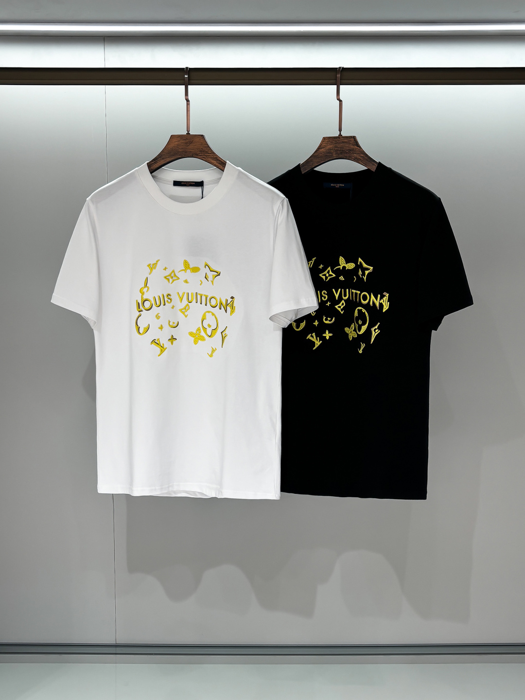 NO:123651,Photo details 25ss summer new series!  -L*ouis men's round neck short-sleeved T-shirt, 280 gram high-end trendy brand, unique design style, eternal classic style for men and women, casual outfit. The upper body looks great, and you can burst out any match. Exquisite 3D digital L home presbyopia pattern logo logo!  It is very recognizable and classy, ​​perfectly reflects the three-dimensional sense, and conforms to the brand's consistent design style. The overall effect is very good!  Pure cotton short-sleeved T-shirt!  !  The latest fashion trends and popular products are here, and the upper body is lazy and casual. It is another simple and high-end fashion item. It is a fashion product with very high-end and outstanding outfit charm. It is a must-have item for fashion trends!  This model is also the latest popular product of Louis Home this year and is also the most classic work. It is breathable and skin-friendly, extremely comfortable to wear, and the overall texture is quite high, high-end, simple and atmospheric!  Create simple and high-end styles and items, easily shaping, adding a sense of fashion!  The choice is very diverse, and it can be said that this model naturally has a fresh and natural feeling, showing the brand charm and high-end feeling. The texture of this model is very in place. The heavy weight and brilliant skin-friendly level that can be seen with hands are even better, and it is a complete enjoyment of wearing!  !  Color: Black White Size: S~XXL,,louis vuitton,louis vuitton,T-shirt,tees,t-shirt,alexander wang19860909合照细节 25ss夏季新款系列！-L*ouis男士圆领短袖T恤,克重280 高端潮牌,独特的设计风格,永远的经典男女同款,随意穿搭.上身巨好看,随便一搭都可以炸街.精美3Ｄ数码L家老花图案Logo标识！极具辨识度与档次感,完美体现立体感,符合品牌一贯设计风格.整体效果非常不错！纯棉短袖T恤！！最新时尚潮流人气产物驾到,上身慵懒随性,又是一款简约高级的时尚单品,穿搭魅力十分高级不俗的时尚产物 ,时尚潮流必备单品！ 此款也是路易家今年的最新人气产物,也是最经典的作品,透气亲肤性极佳,着身无比的舒服,整体质感相当之高,高端简单大气！ 简约高级的款式单品打造,轻轻松松凹造型,更加增添时髦感！选择极具多样化,言而喻此款自然具备那种清新自然的感觉,彰显品牌魅力与高级感,此款的质感十分的到位, 用手可以感知的重磅跟出彩亲肤程度更是上佳,十足的穿着享受！！ 颜色: 黑色 白色 尺码: S～XXL,,louis vuitton,louis vuitton,T-shirt,tees，t-shirt,alexander wang,Men's clothing