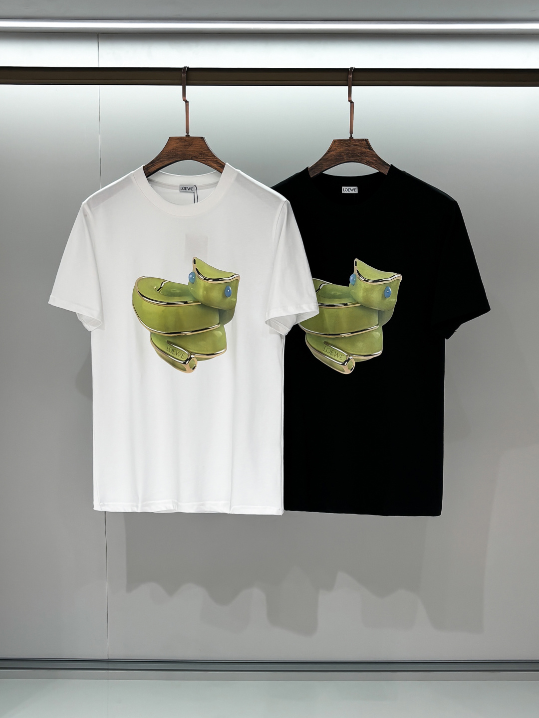 NO:123653,LOE2025 early summer latest product, special counters are available at the same time, original single product, casual and fashionable round neck short-sleeved T-shirt, imported original fabric, top-grade craftsmanship pattern, unique design, comfortable and breathable upper body, extremely high grade, handsome upper body, 2 colors recommendation, S-2XL.,,loewe, T-shirt,tees, t-shirt,alexander wang19860909LOE2025初夏最新品,专柜同步有售,原单狠货,休闲时尚圆领短袖T恤,进口原版面料,顶级工艺图案,独特设计,上身舒适透气,档次极高,上身帅气十足,2色推荐,码数S-2XL.,,loewe,T-shirt,tees，t-shirt,alexander wang,Men's clothing