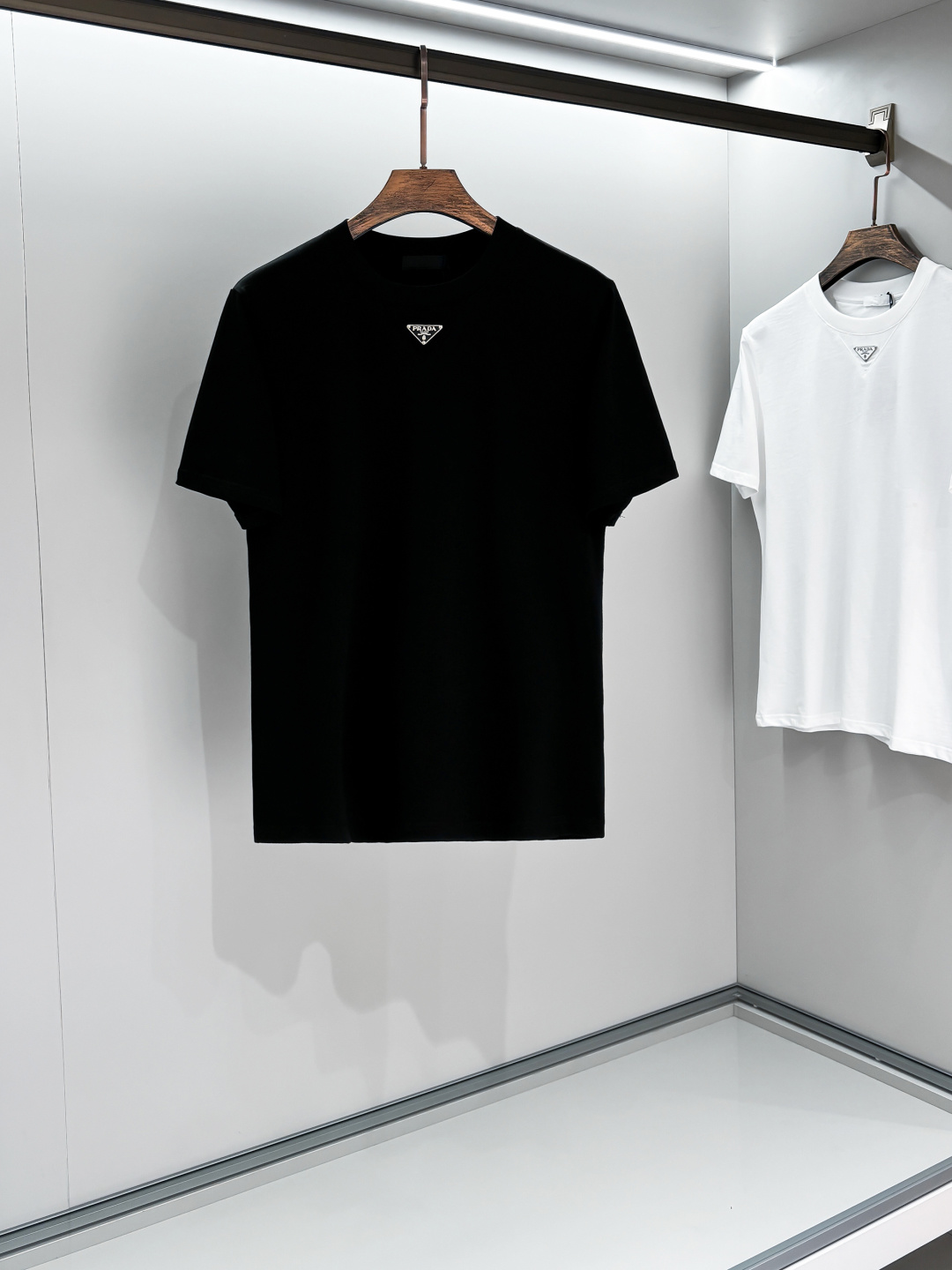 NO:123655,PD# 2025 spring and summer new style first-time counter latest short-sleeved round-neck T-shirt, high-end customization, avant-garde and fashionable design!  Brand logo heavy craft design, high-end customized 280g fabric, soft feel, comfortable to wear, exquisite counter-level car line, fine workmanship, invincible and handsome upper body effect!  A must-have item for handsome men!  Color gray. White. S-2XL, T-shirt,tees, t-shirt,alexander wang19860909PD# 2025春夏新款首发专柜最新款短袖圆领T恤 高端订制 设计前卫时尚！品牌logo重工艺设计 高端定制280克面料.手感柔软.穿着舒适.专柜级别精致车线.做工精细.上身效果无敌帅气！型男必备单品！颜色灰色.白色.码数S-2XL,,T-shirt,tees，t-shirt,alexander wang,Men's clothing