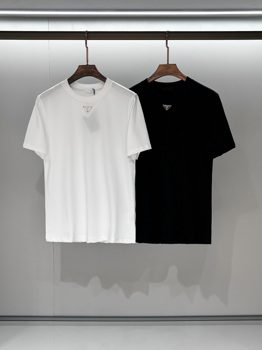 NO:123657,Photo details PD# 2025 spring and summer new style first-time counter latest short-sleeved round neck T-shirt, high-end customization, avant-garde and fashionable design!  Brand logo heavy craft design, high-end customized 280g fabric, soft feel, comfortable to wear, exquisite counter-level car line, fine workmanship, invincible and handsome upper body effect!  A must-have item for handsome men!  Color gray. White. S-2XL, T-shirt,tees, t-shirt,alexander wang19860909合照细节 PD# 2025春夏新款首发专柜最新款短袖圆领T恤 高端订制 设计前卫时尚！品牌logo重工艺设计 高端定制280克面料.手感柔软.穿着舒适.专柜级别精致车线.做工精细.上身效果无敌帅气！型男必备单品！颜色灰色.白色.码数S-2XL,,T-shirt,tees，t-shirt,alexander wang,Men's clothing