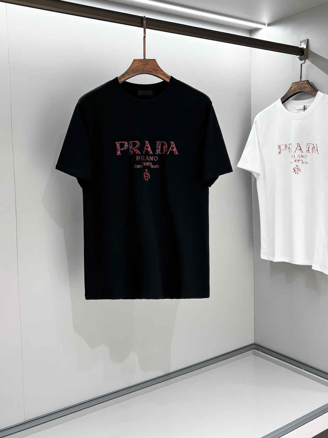 NO:123659,PD# 2025 spring and summer new style first-time counter latest short-sleeved round-neck T-shirt, high-end customization, avant-garde and fashionable design!  Brand logo heavy craft design, high-end customized 280g fabric, soft feel, comfortable to wear, exquisite counter-level car line, fine workmanship, invincible and handsome upper body effect!  A must-have item for handsome men!  Color gray. White. S-2XL, T-shirt,tees, t-shirt,alexander wang19860909PD# 2025春夏新款首发专柜最新款短袖圆领T恤 高端订制 设计前卫时尚！品牌logo重工艺设计 高端定制280克面料.手感柔软.穿着舒适.专柜级别精致车线.做工精细.上身效果无敌帅气！型男必备单品！颜色灰色.白色.码数S-2XL,,T-shirt,tees，t-shirt,alexander wang,Men's clothing