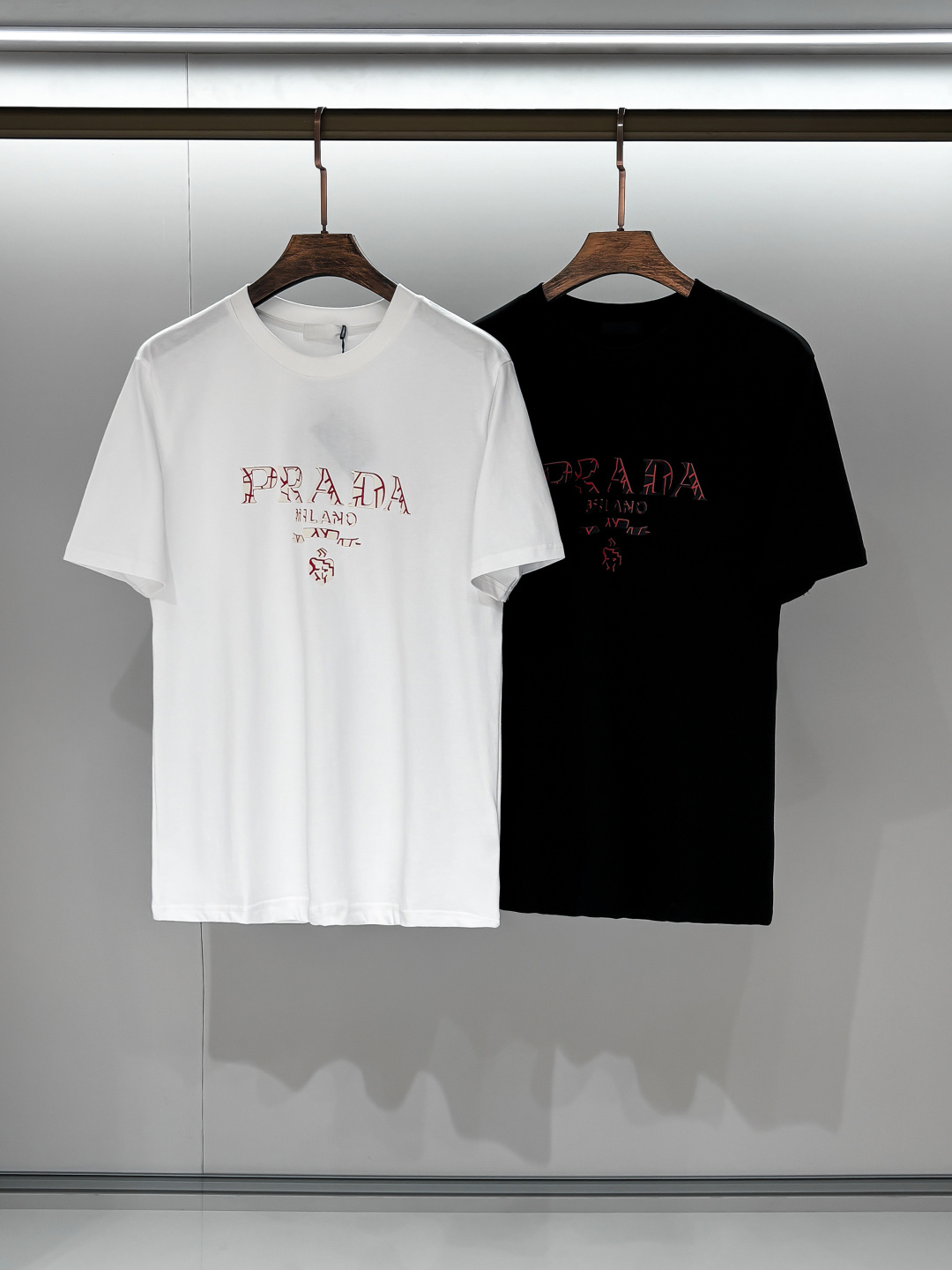 NO:123661,Photo details PD# 2025 spring and summer new style first-time counter latest short-sleeved round neck T-shirt, high-end customization, avant-garde and fashionable design!  Brand logo heavy craft design, high-end customized 280g fabric, soft feel, comfortable to wear, exquisite counter-level car line, fine workmanship, invincible and handsome upper body effect!  A must-have item for handsome men!  Color gray. White. S-2XL, T-shirt,tees, t-shirt,alexander wang19860909合照细节 PD# 2025春夏新款首发专柜最新款短袖圆领T恤 高端订制 设计前卫时尚！品牌logo重工艺设计 高端定制280克面料.手感柔软.穿着舒适.专柜级别精致车线.做工精细.上身效果无敌帅气！型男必备单品！颜色灰色.白色.码数S-2XL,,T-shirt,tees，t-shirt,alexander wang,Men's clothing