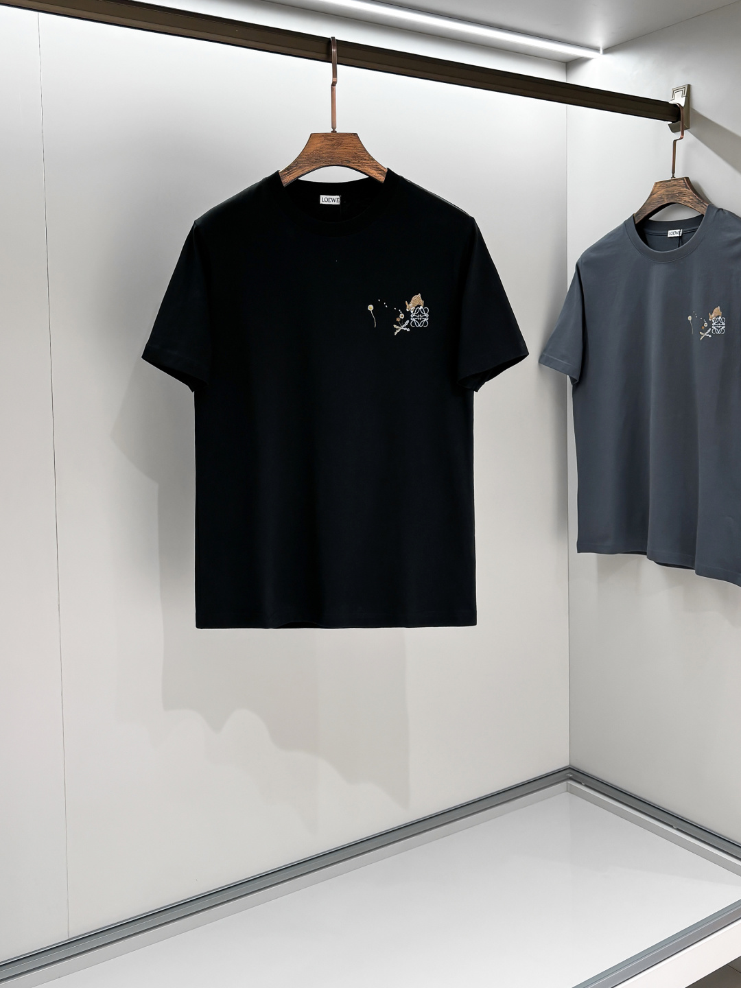 NO:123666,LOE*WE Luo*wei 2025 spring and summer new short-sleeved T-shirt for men and women, original Italian order channel, very personalized and high-end style, logo pattern. Couple pure cotton short-sleeved T-shirt for!  !  The latest fashion trends and popular products are here, and it is another simple and high-end fashion item. It is a fashion product with very high-end outfit charm. It is a must-have item for fashion trends!  Original Italian manufacturer channels, special-level orders, and released at the same time as Hong Kong, Macao and Taiwan buyers. This model is also the latest popular product of Luo Yiweijia this year and the most classic product. Its specifications and grades are beyond doubt!  !  The choice is very diverse, and it can be said that this model naturally has a fresh and natural feeling, showing the brand charm and high-end feeling. The texture of this model is very good, and the heavy weight and brilliant skin-friendliness that can be seen with hands are even better, and it is a complete enjoyment of wearing!  !  Size: S-2xL, loewe, loewe, T-shirt,tees, t-shirt,alexander wang19860909LOE*WE罗*威 2025春夏新款男女同款短袖T恤,意大利原厂订单渠道,极具个性高级风,标志logo图案.情侣款纯棉短袖T恤！！最新时尚潮流人气产物驾到,又是一款简约高级的时尚单品,穿搭魅力十分高级不俗的时尚产物 ,时尚潮流必备单品！意大利原厂渠道,特供级别订单,同步港澳台买手店发布,此款也是罗意威家今年的最新人气产物,也是最经典的产物,其规格跟档次更是毋庸置疑！！ 选择极具多样化,言而喻此款自然具备那种清新自然的感觉,彰显品牌魅力与高级感,此款的质感十分的到位,用手可以感知的重磅跟出彩亲肤程度更是上佳,十足的穿着享受！！尺码: S-2xL,,loewe,loewe,T-shirt,tees，t-shirt,alexander wang,Men's clothing