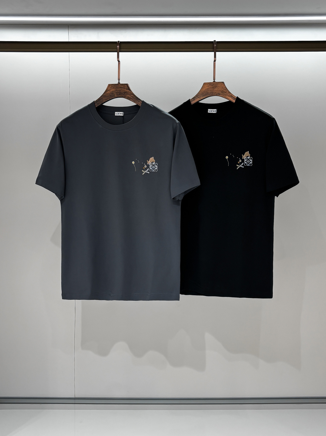 NO:123671,Photo details LOE*WE Luo*We 2025 spring and summer new men and women's short-sleeved T-shirt, original Italian order channel, very personalized and high-end style, logo pattern. Couple pure cotton short-sleeved T-shirt!  !  The latest fashion trends and popular products are here, and it is another simple and high-end fashion item. It is a fashion product with very high-end outfit charm. It is a must-have item for fashion trends!  Original Italian manufacturer channels, special-level orders, and released at the same time as Hong Kong, Macao and Taiwan buyers. This model is also the latest popular product of Luo Yiweijia this year and the most classic product. Its specifications and grades are beyond doubt!  !  The choice is very diverse, and it can be said that this model naturally has a fresh and natural feeling, showing the brand charm and high-end feeling. The texture of this model is very good, and the heavy weight and brilliant skin-friendliness that can be seen with hands are even better, and it is a complete enjoyment of wearing!  !  Size: S-2XL, loewe, loewe, T-shirt,tees, t-shirt,alexander wang19860909合照细节 LOE*WE罗*威 2025春夏新款男女同款短袖T恤,意大利原厂订单渠道,极具个性高级风,标志logo图案.情侣款纯棉短袖T恤！！最新时尚潮流人气产物驾到,又是一款简约高级的时尚单品,穿搭魅力十分高级不俗的时尚产物 ,时尚潮流必备单品！意大利原厂渠道,特供级别订单,同步港澳台买手店发布,此款也是罗意威家今年的最新人气产物,也是最经典的产物,其规格跟档次更是毋庸置疑！！ 选择极具多样化,言而喻此款自然具备那种清新自然的感觉,彰显品牌魅力与高级感,此款的质感十分的到位,用手可以感知的重磅跟出彩亲肤程度更是上佳,十足的穿着享受！！尺码: S-2XL,,loewe,loewe,T-shirt,tees，t-shirt,alexander wang,Men's clothing