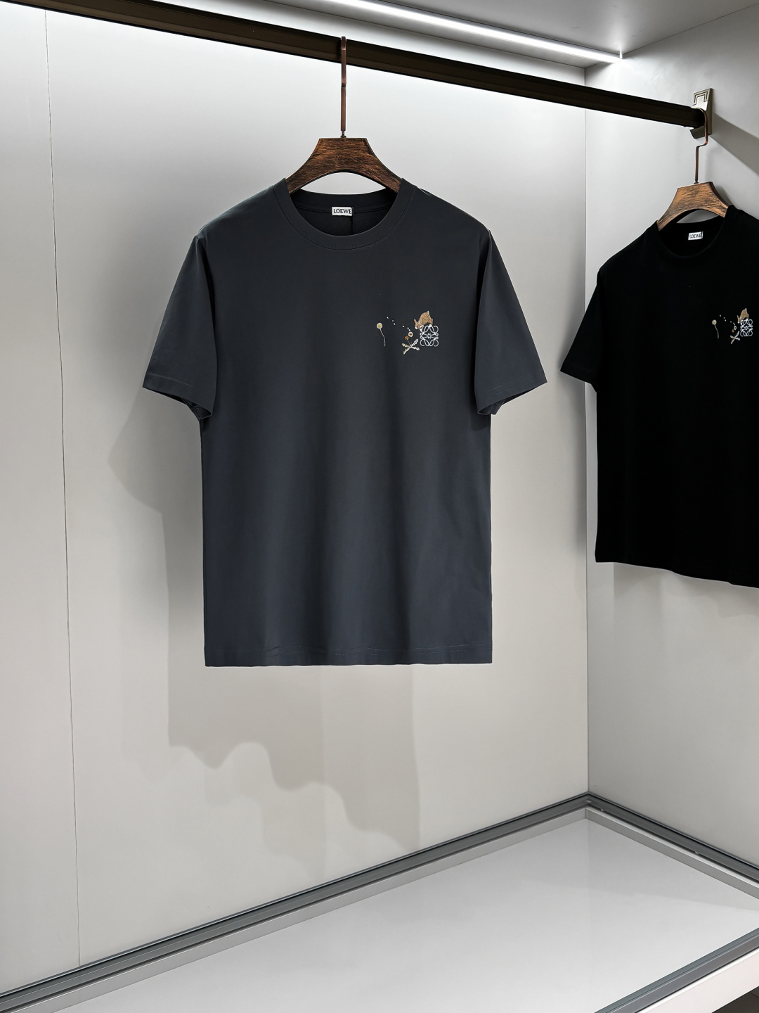 NO:123668,LOE*WE Luo*wei 2025 spring and summer new short-sleeved T-shirt for men and women, original Italian order channel, very personalized and high-end style, logo pattern. Couple pure cotton short-sleeved T-shirt for!  !  The latest fashion trends and popular products are here, and it is another simple and high-end fashion item. It is a fashion product with very high-end outfit charm. It is a must-have item for fashion trends!  Original Italian manufacturer channels, special-level orders, and released at the same time as Hong Kong, Macao and Taiwan buyers. This model is also the latest popular product of Luo Yiweijia this year and the most classic product. Its specifications and grades are beyond doubt!  !  The choice is very diverse, and it can be said that this model naturally has a fresh and natural feeling, showing the brand charm and high-end feeling. The texture of this model is very good, and the heavy weight and brilliant skin-friendliness that can be seen with hands are even better, and it is a complete enjoyment of wearing!  !  Size: S-2XL, loewe, loewe, T-shirt,tees, t-shirt,alexander wang19860909LOE*WE罗*威 2025春夏新款男女同款短袖T恤,意大利原厂订单渠道,极具个性高级风,标志logo图案.情侣款纯棉短袖T恤！！最新时尚潮流人气产物驾到,又是一款简约高级的时尚单品,穿搭魅力十分高级不俗的时尚产物 ,时尚潮流必备单品！意大利原厂渠道,特供级别订单,同步港澳台买手店发布,此款也是罗意威家今年的最新人气产物,也是最经典的产物,其规格跟档次更是毋庸置疑！！ 选择极具多样化,言而喻此款自然具备那种清新自然的感觉,彰显品牌魅力与高级感,此款的质感十分的到位,用手可以感知的重磅跟出彩亲肤程度更是上佳,十足的穿着享受！！尺码: S-2XL,,loewe,loewe,T-shirt,tees，t-shirt,alexander wang,Men's clothing