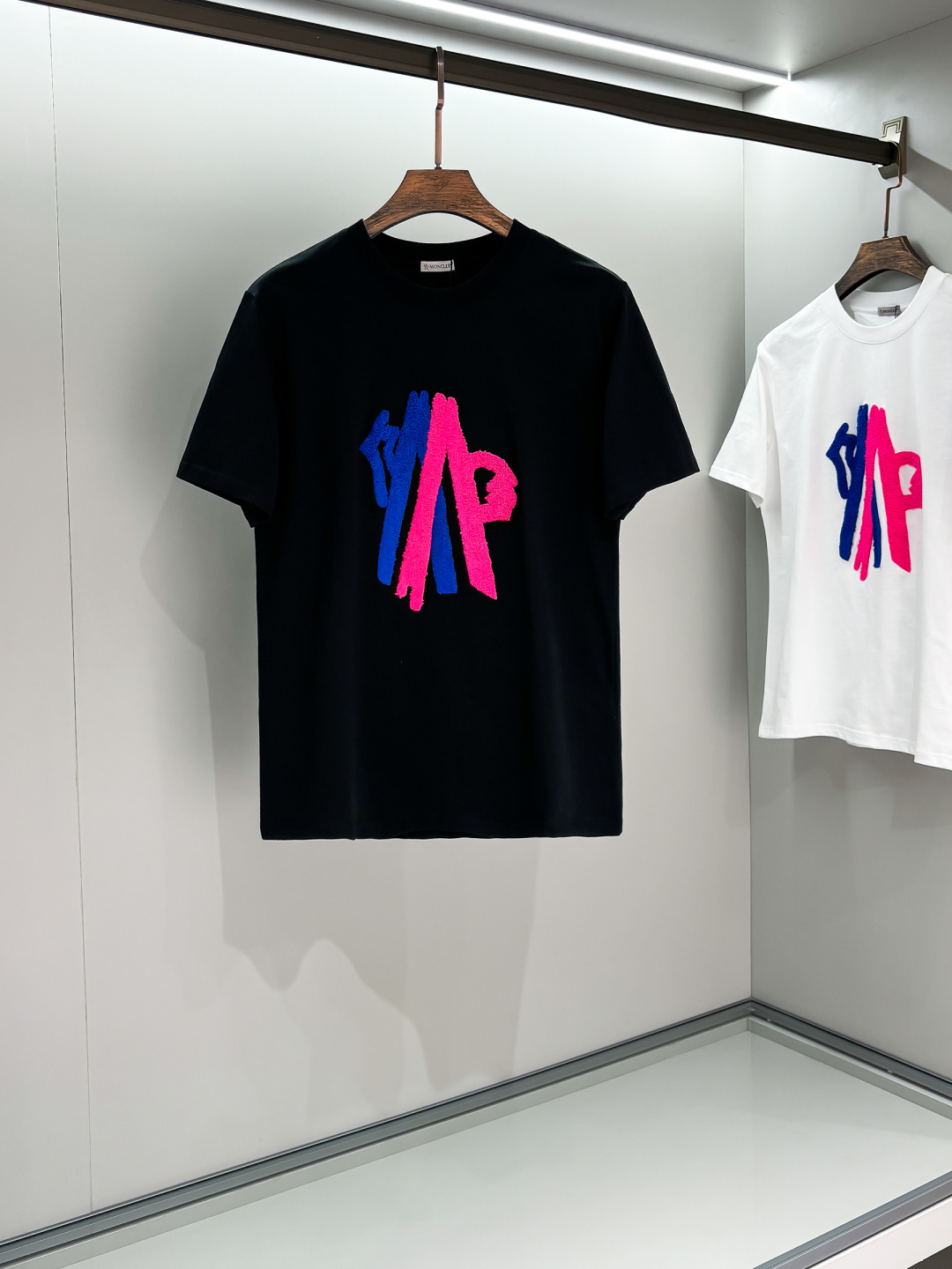 NO:123663,Mon2025ss summer latest product, available at the counter at the same time, original single ruthless goods, fashionable and casual round neck short-sleeved T-shirt, comfortable upper body!  Eye-catching and highlighted, using imported original fabric, classic letter logo, simple but not losing fashion, fashionable and handsome upper body, 2 colors recommended, S-2XL, T-shirt,tees, t-shirt,alexander wang19860909Mon2025ss夏季最新品,专柜同步有售,原单狠货,时尚休闲圆领短袖T恤,上身舒适！吸睛而有亮点,采用进口原版面料,经典字母logo,简单而不失时尚,上身时尚帅气,2色推荐,码数S-2XL,,T-shirt,tees，t-shirt,alexander wang,Men's clothing