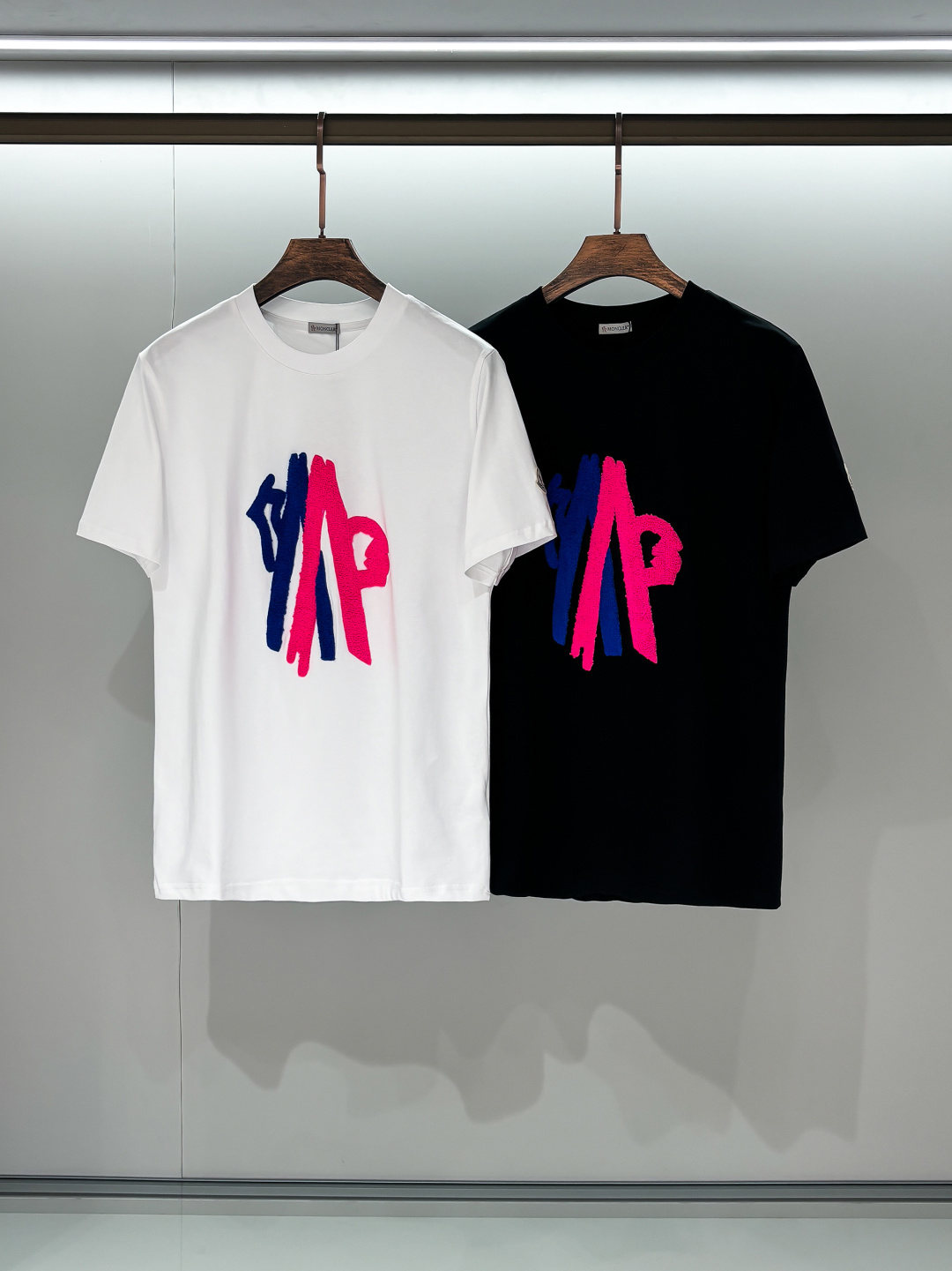 NO:123665,Photo details Mon2025ss summer latest product, available at the counter at the same time, original single product, fashionable and casual round neck short-sleeved T-shirt, comfortable upper body!  Eye-catching and highlighted, using imported original fabric, classic letter logo, simple but not losing fashion, fashionable and handsome upper body, 2 colors recommended, S-2XL, T-shirt,tees, t-shirt,alexander wang19860909合照细节 Mon2025ss夏季最新品,专柜同步有售,原单狠货,时尚休闲圆领短袖T恤,上身舒适！吸睛而有亮点,采用进口原版面料,经典字母logo,简单而不失时尚,上身时尚帅气,2色推荐,码数S-2XL,,T-shirt,tees，t-shirt,alexander wang,Men's clothing