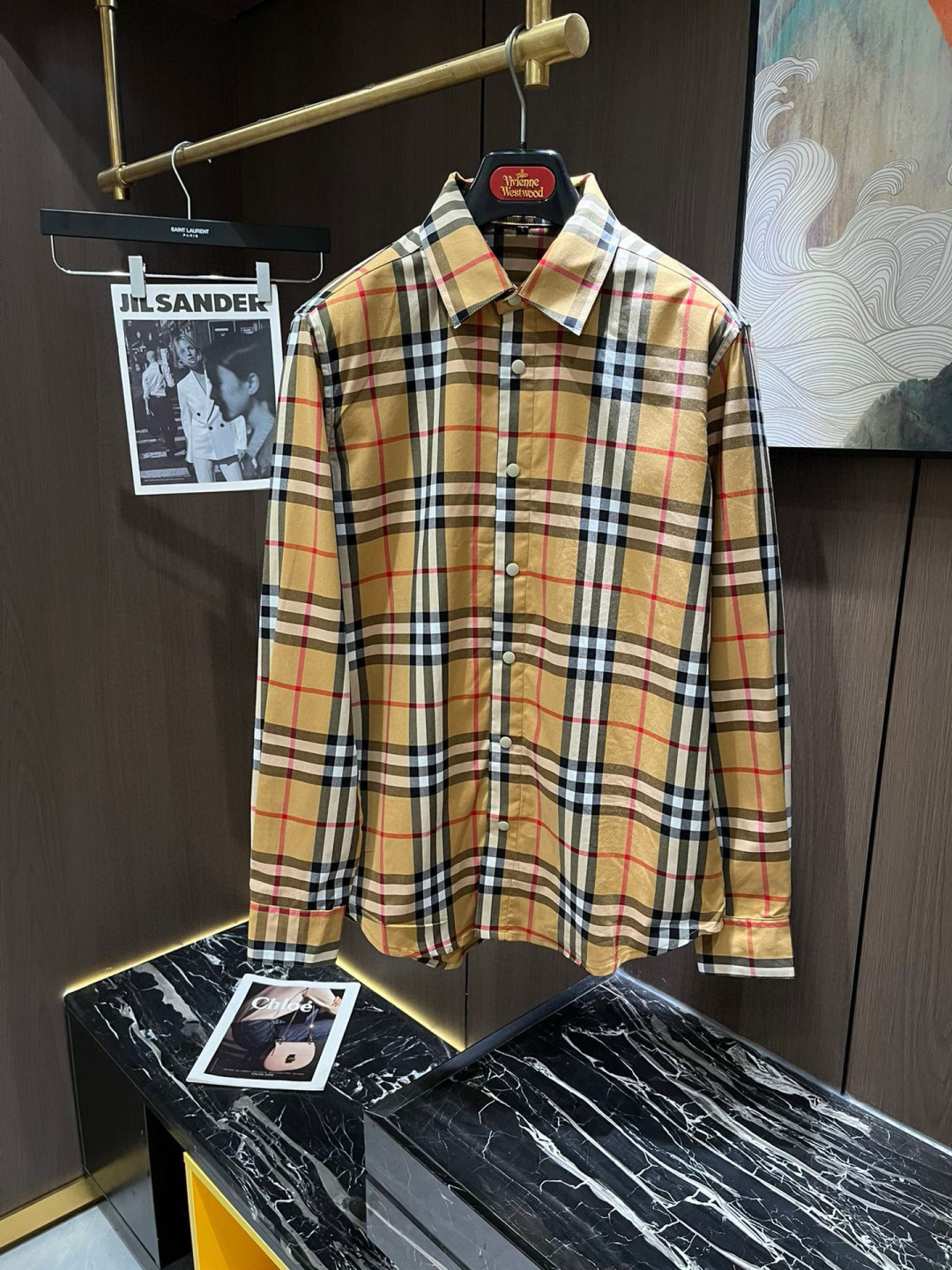 NO:550990,BBR2025S new plaid casual long-sleeved shirt trading company..........Classic casual shirt with unique square collar. The classic and fashionable version is a versatile style that can be switched at will.........The fabric feels soft and delicate, highly moisture-absorbent and breathable, and is skin-friendly and comfortable to wear. It can be worn alone or as an outer layer. Its versatile performance is beyond your imagination!  The process is complex and time-consuming, and the product is perfect!  Loose fit cutting. Recommended size: M-3XL, jackets & coats, shirts, alexander wang19860909BBR2025S新款格纹休闲长袖衬衣 贸易公司…………经典休闲衬衫搭配独特的方领 经典时髦的版型属于可随意切换风的百搭款式…………面料手感软糯细腻 极具吸湿透气性,贴身着穿亲肤舒适 即可单穿内搭也可用来作为外套着穿搭配,其百搭性能超乎你的想象！工艺复杂耗时品相完美极致！宽松的版型裁剪 推送..码数M-3XL,,jackets & coats,shirts,alexander wang,Men's clothing