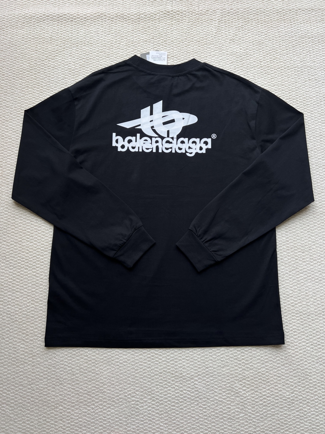 P160
Balenciaga巴黎世家 前后叠影重影字母印花长袖
印花材料采用安全环保无婴儿认证的材料;印花轮廓清晰干净,有康丽机器出来的质感;如果要清洗的话,建议翻过来手洗,保护印花
面料:采用26支精梳棉+10支全棉,克重440G,面料用的是国产新疆优质棉纱,新疆棉花是国产棉花中公认的优等材料。布料是用国际公认的福原针织机织造,面料纹理清晰,回弹性好,抗皱性很强,耐磨性和透气性较好,贴肤,不容易松垮具有持久挺阔效果,面料光泽度、强度、耐磨性较好,缩水率小,骨架感很好。纯棉布是气流缸生产,环保染色达到国家一等品要求,不易掉色,不容易出现折痕爪痕
版型:合身版型,好穿到一年四季都可拥有:缝纫机针采用9号圆头针,不扎破不扎断面料的纤维,走线3CM14针的密度,紧密不松垮不稀疏;缝纫线采用进口防油处理线,不会出现油渍现象;坎车为银剑带刀进口车,不吃布、不余布,足足的品牌高货感!
码数:XS S M L