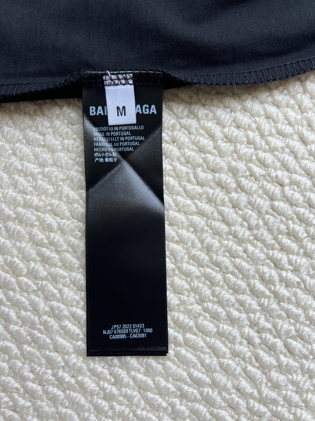 P160
Balenciaga巴黎世家 前后叠影重影字母印花长袖
印花材料采用安全环保无婴儿认证的材料;印花轮廓清晰干净,有康丽机器出来的质感;如果要清洗的话,建议翻过来手洗,保护印花
面料:采用26支精梳棉+10支全棉,克重440G,面料用的是国产新疆优质棉纱,新疆棉花是国产棉花中公认的优等材料。布料是用国际公认的福原针织机织造,面料纹理清晰,回弹性好,抗皱性很强,耐磨性和透气性较好,贴肤,不容易松垮具有持久挺阔效果,面料光泽度、强度、耐磨性较好,缩水率小,骨架感很好。纯棉布是气流缸生产,环保染色达到国家一等品要求,不易掉色,不容易出现折痕爪痕
版型:合身版型,好穿到一年四季都可拥有:缝纫机针采用9号圆头针,不扎破不扎断面料的纤维,走线3CM14针的密度,紧密不松垮不稀疏;缝纫线采用进口防油处理线,不会出现油渍现象;坎车为银剑带刀进口车,不吃布、不余布,足足的品牌高货感!
码数:XS S M L
