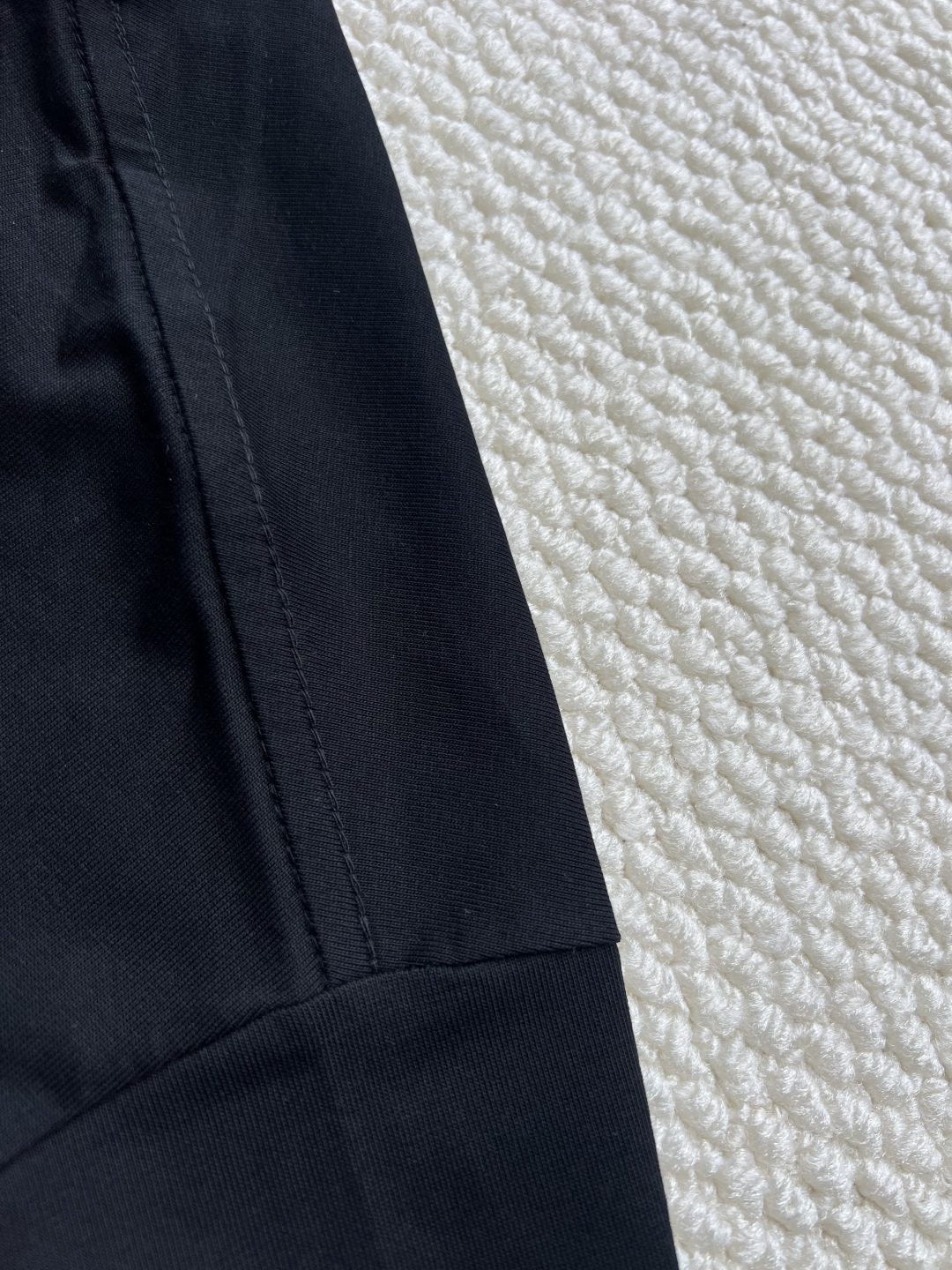P160
Balenciaga巴黎世家 前后叠影重影字母印花长袖
印花材料采用安全环保无婴儿认证的材料;印花轮廓清晰干净,有康丽机器出来的质感;如果要清洗的话,建议翻过来手洗,保护印花
面料:采用26支精梳棉+10支全棉,克重440G,面料用的是国产新疆优质棉纱,新疆棉花是国产棉花中公认的优等材料。布料是用国际公认的福原针织机织造,面料纹理清晰,回弹性好,抗皱性很强,耐磨性和透气性较好,贴肤,不容易松垮具有持久挺阔效果,面料光泽度、强度、耐磨性较好,缩水率小,骨架感很好。纯棉布是气流缸生产,环保染色达到国家一等品要求,不易掉色,不容易出现折痕爪痕
版型:合身版型,好穿到一年四季都可拥有:缝纫机针采用9号圆头针,不扎破不扎断面料的纤维,走线3CM14针的密度,紧密不松垮不稀疏;缝纫线采用进口防油处理线,不会出现油渍现象;坎车为银剑带刀进口车,不吃布、不余布,足足的品牌高货感!
码数:XS S M L